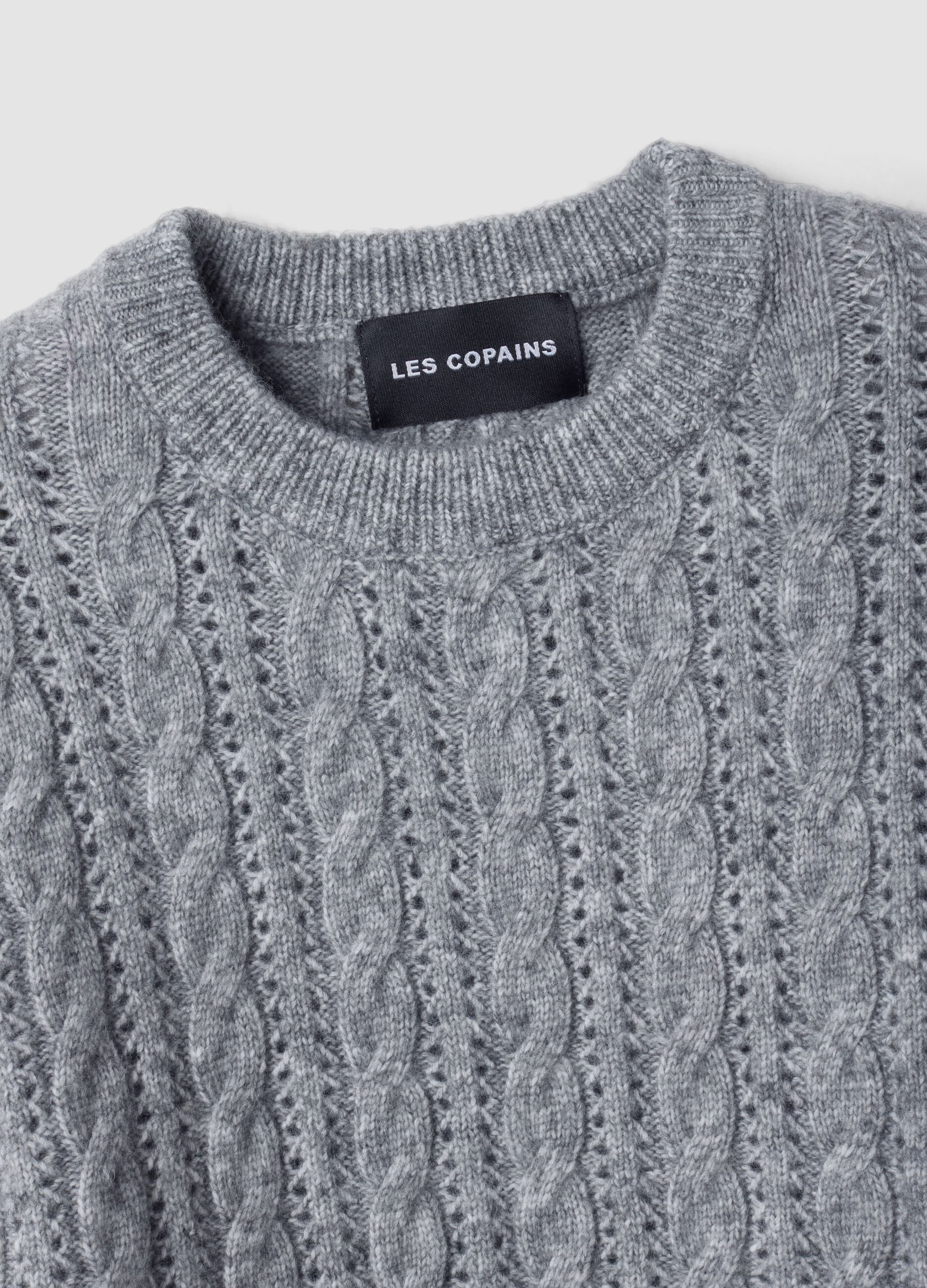 Camisola cinzenta de gola redonda em mistura de l&atilde; com tran&ccedil;as, corte regular