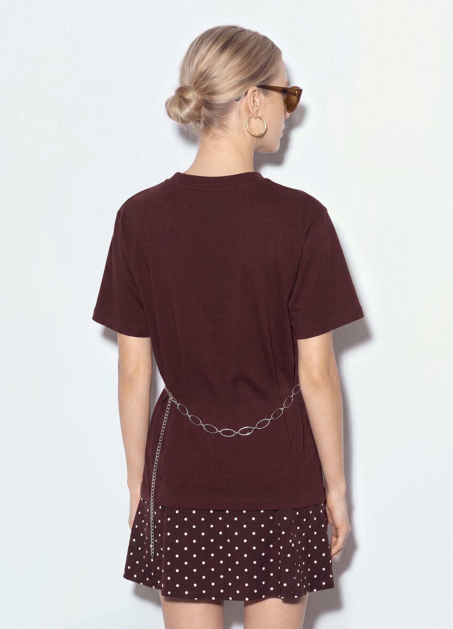 &Kappa;&alpha;&phi;έ T-shirt relaxed &epsilon;&phi;&alpha;&rho;&mu;&omicron;&gamma;ή&sigmaf; &alpha;&pi;ό 100% &beta;&alpha;&mu;&beta;ά&kappa;&iota; &mu;&epsilon; &kappa;&epsilon;&nu;&tau;&eta;&mu;έ&nu;&omicron; &lambda;&omicron;&gamma;ό&tau;&upsilon;&pi;&omicron;