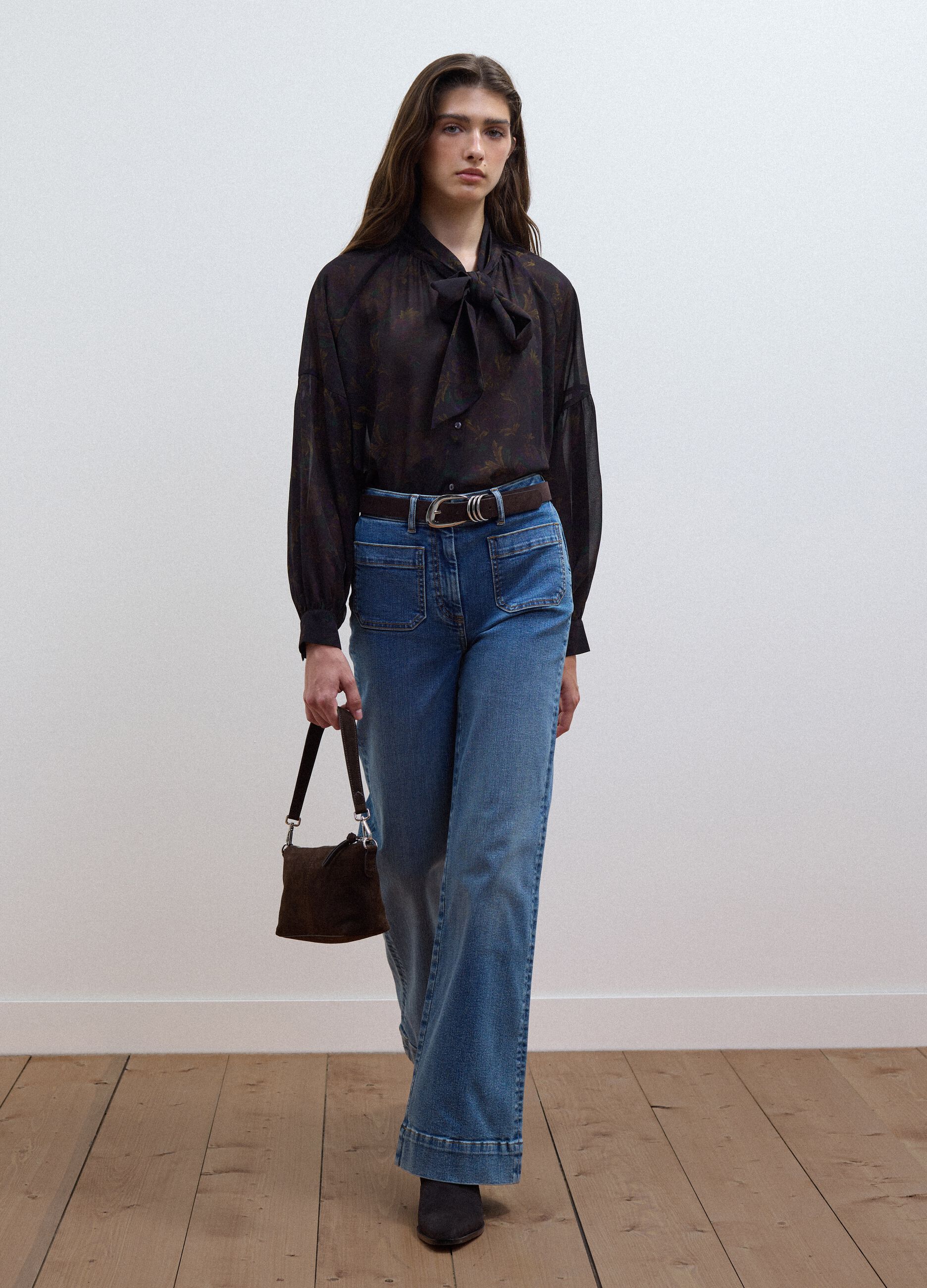 Camicia nera con fantasia floreale e fiocco al collo