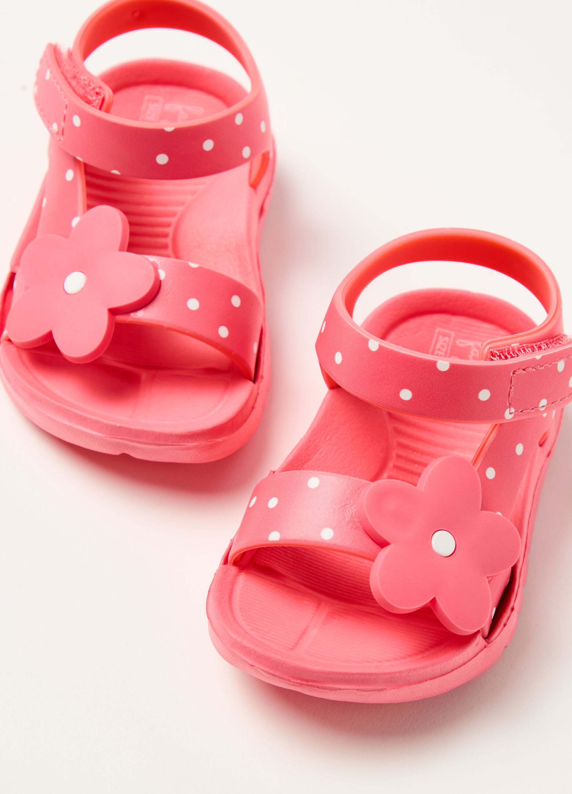 Sandals with polka dot pattern and flower