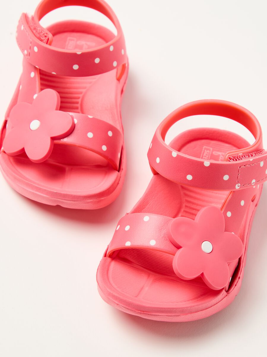 Sandals with polka dot pattern and flower_2