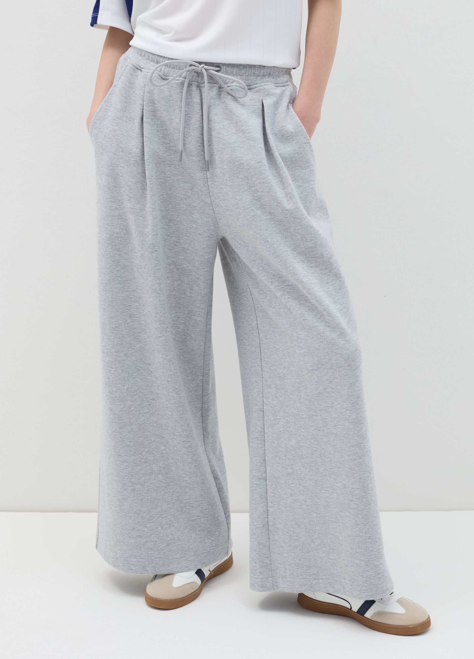 Wide-leg joggers with detail at the waist