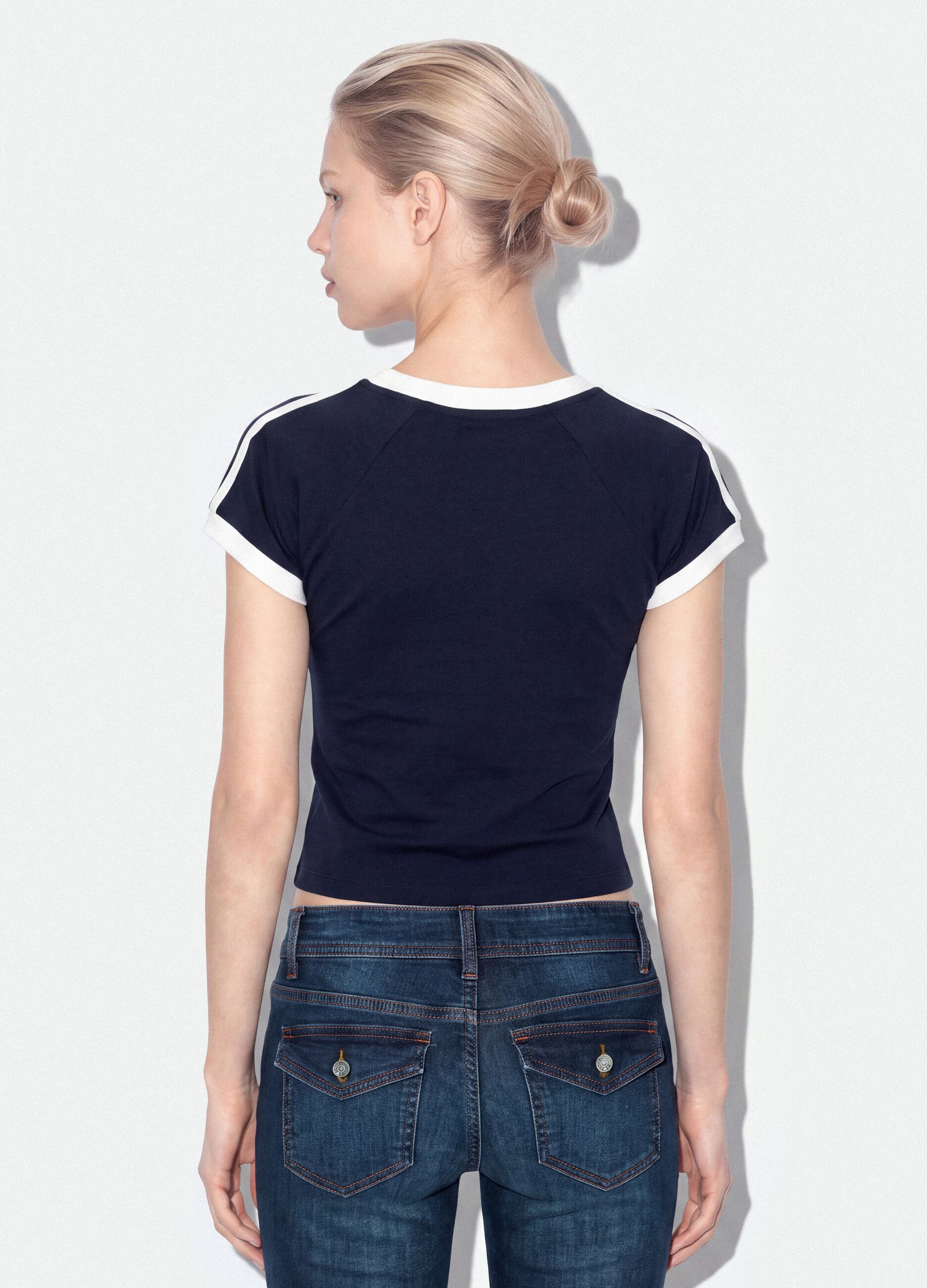 T-shirt blu in puro cotone con scollo a V e stampa frontale