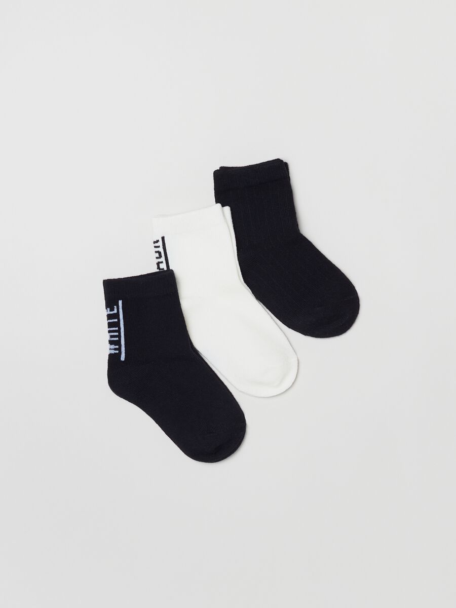 Three-pair pack short stretch socks with lettering_0
