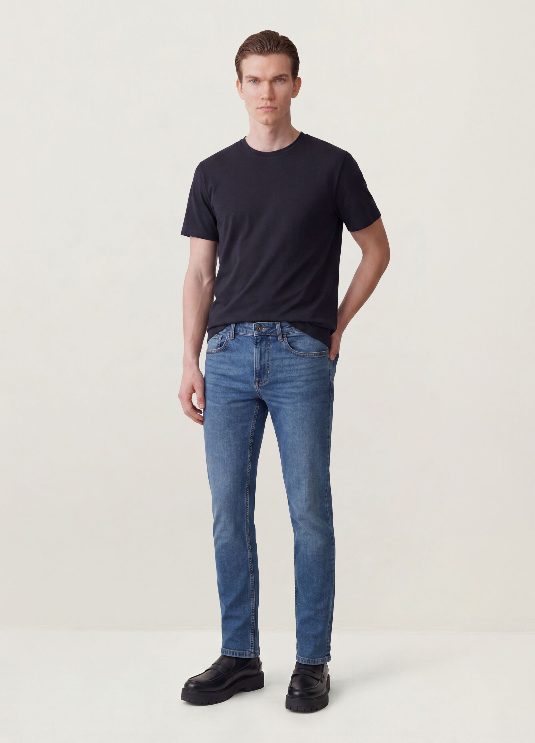 &Mu;&pi;&lambda;&epsilon; slim fit &tau;&zeta;&iota;&nu; &alpha;&pi;ό &epsilon;&lambda;&alpha;&sigma;&tau;&iota;&kappa;ό &beta;&alpha;&mu;&beta;ά&kappa;&iota;