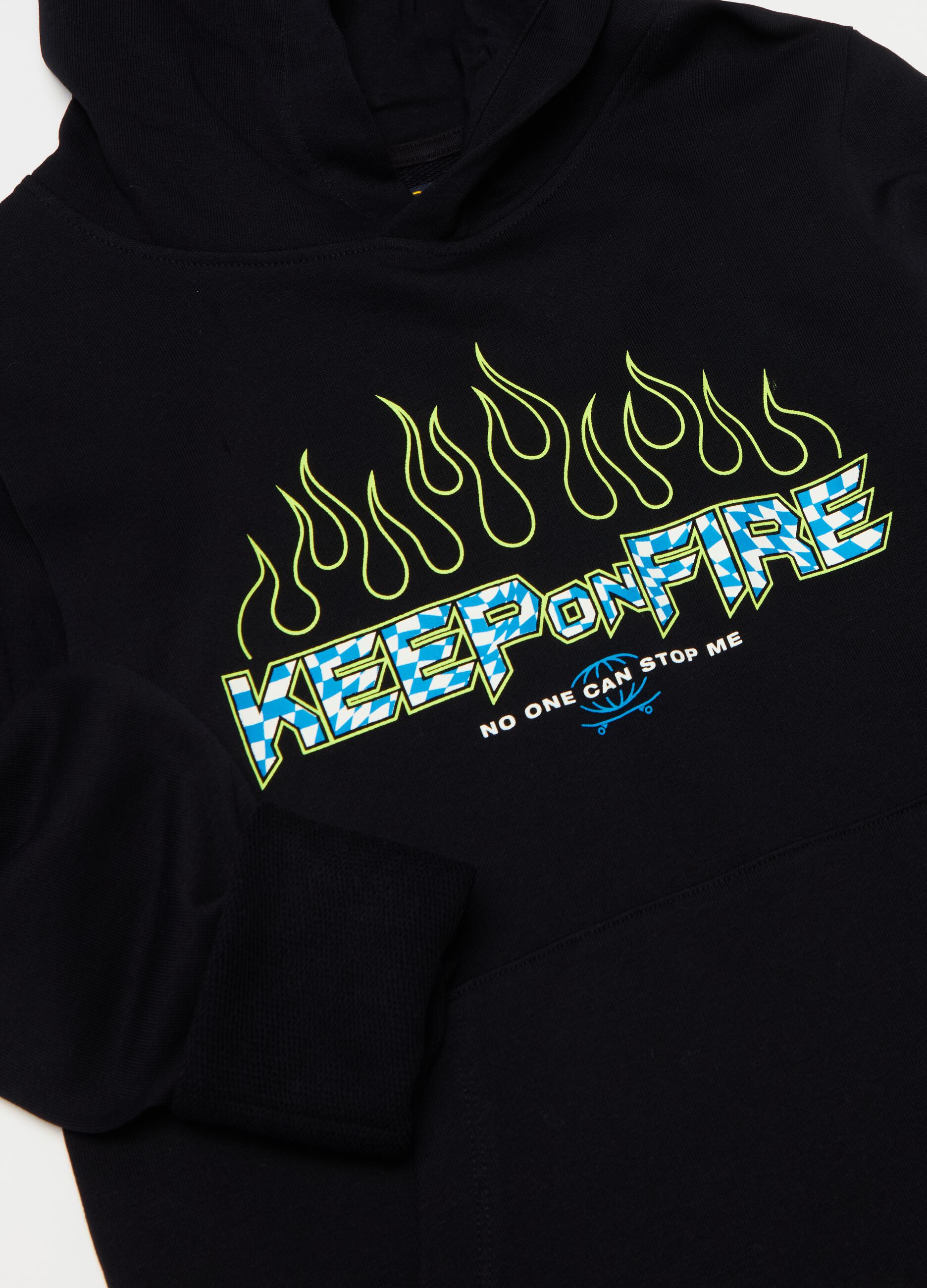 Sweatshirt with hood and skateboard print