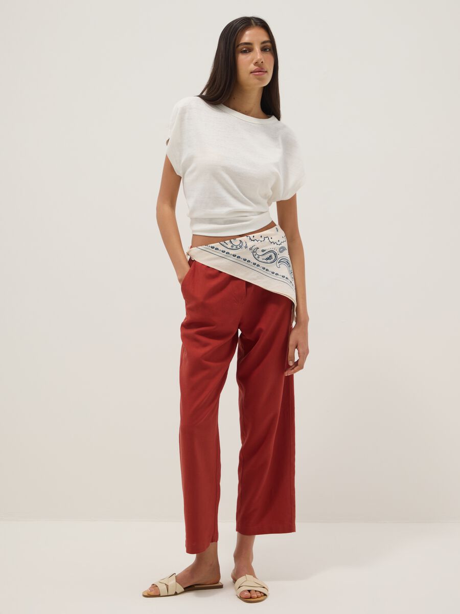 T-shirt a maniche corte in misto cotone e lino bianca regular fit_2