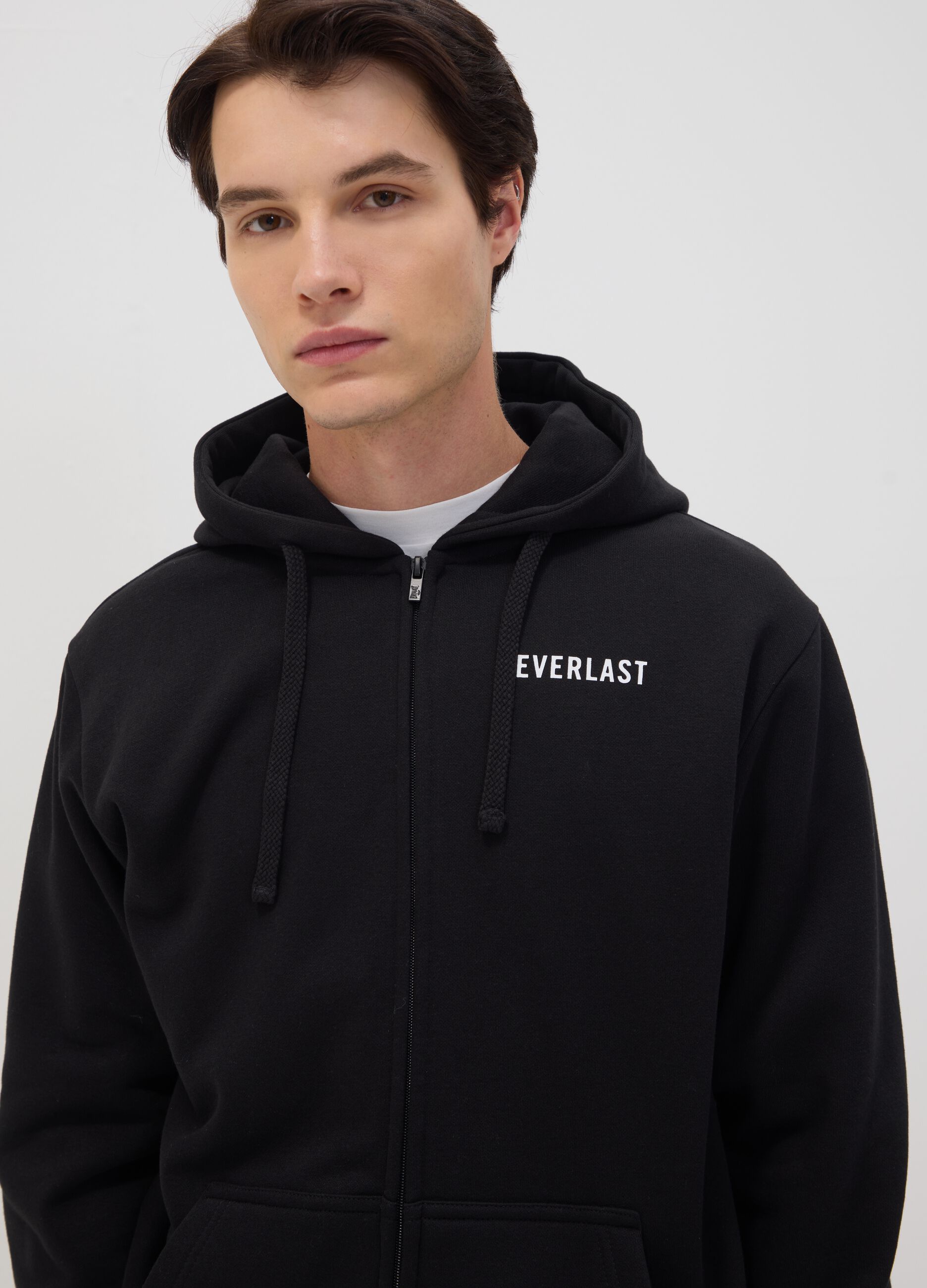 Sweatshirt preta com capuz e fecho de correr em mistura de algod&atilde;o