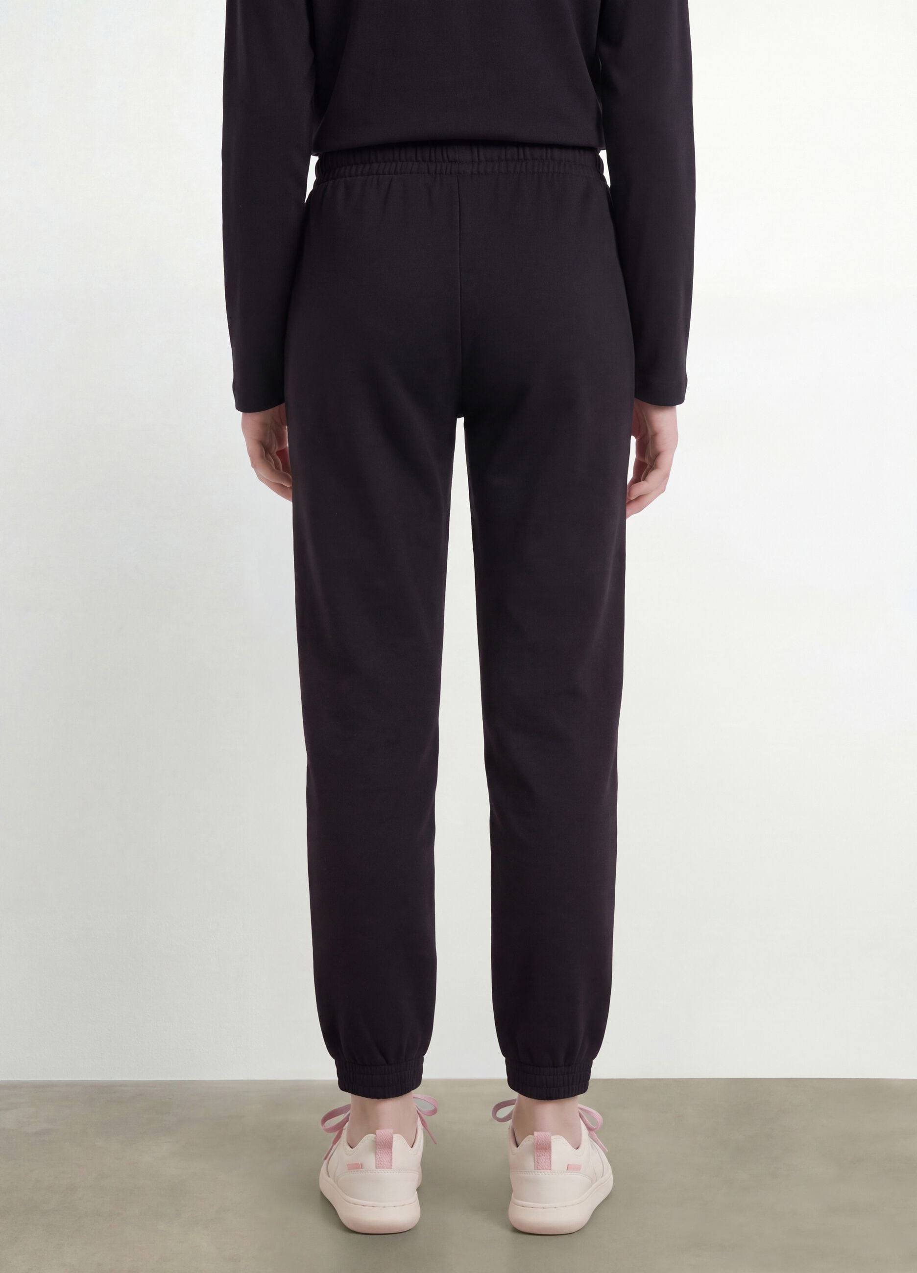 Cal&ccedil;as jogger pretas em 100% algod&atilde;o org&acirc;nico, regular fit, para rapariga