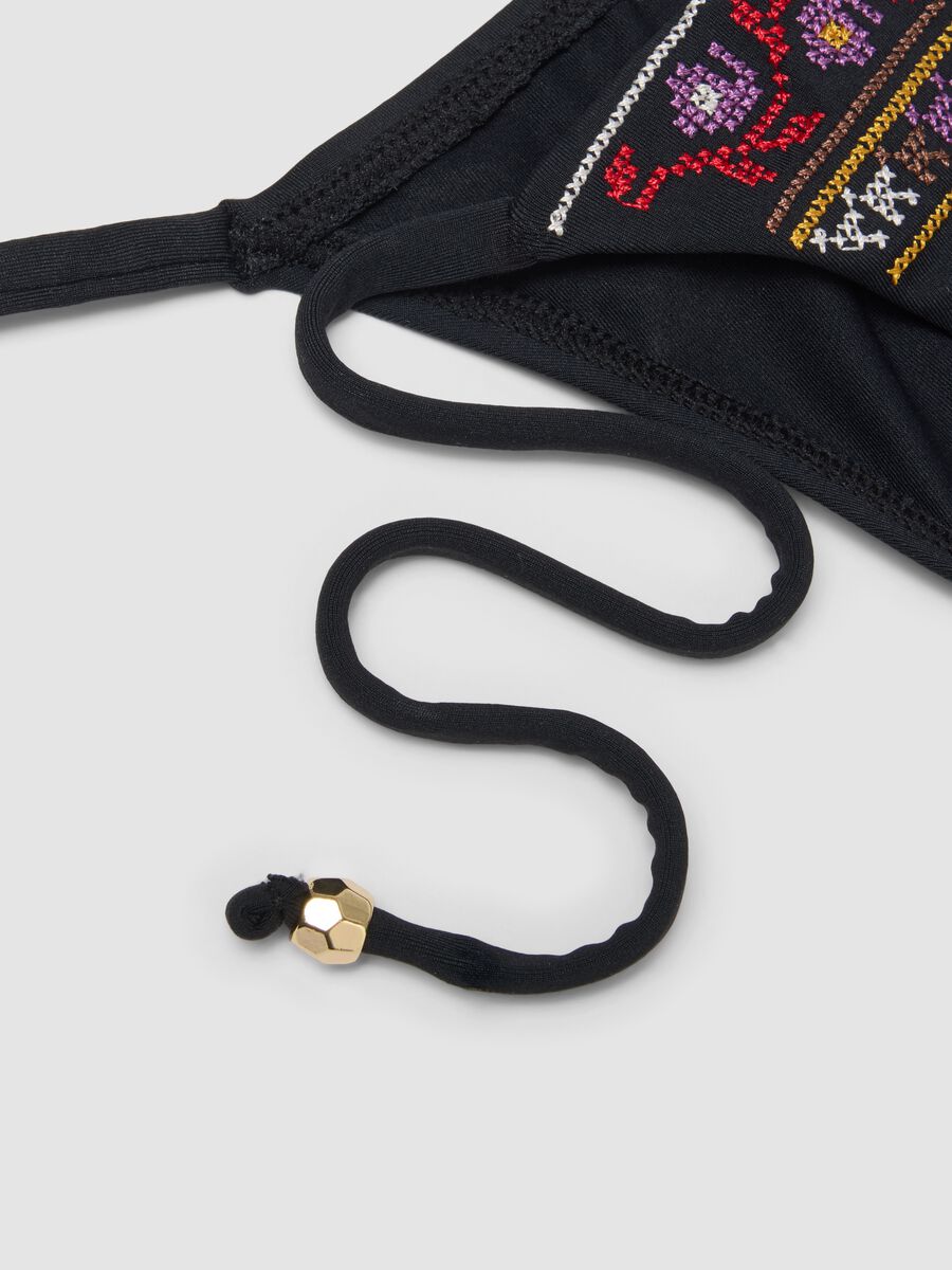 Bas de bikini noir en tissu stretch avec liens_5