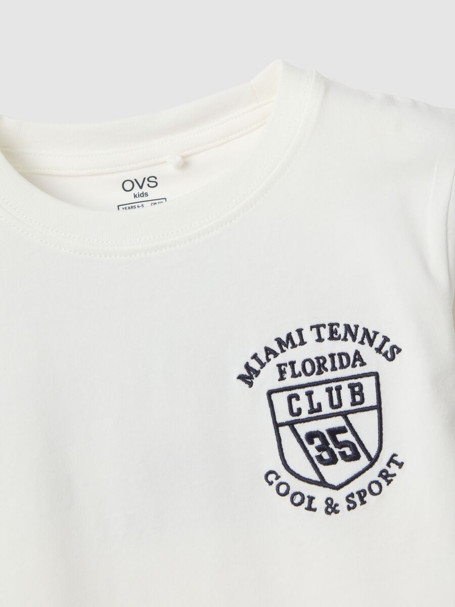 T-shirt in cotone elasticizzato bianco da bambino oversize fit con logo_2