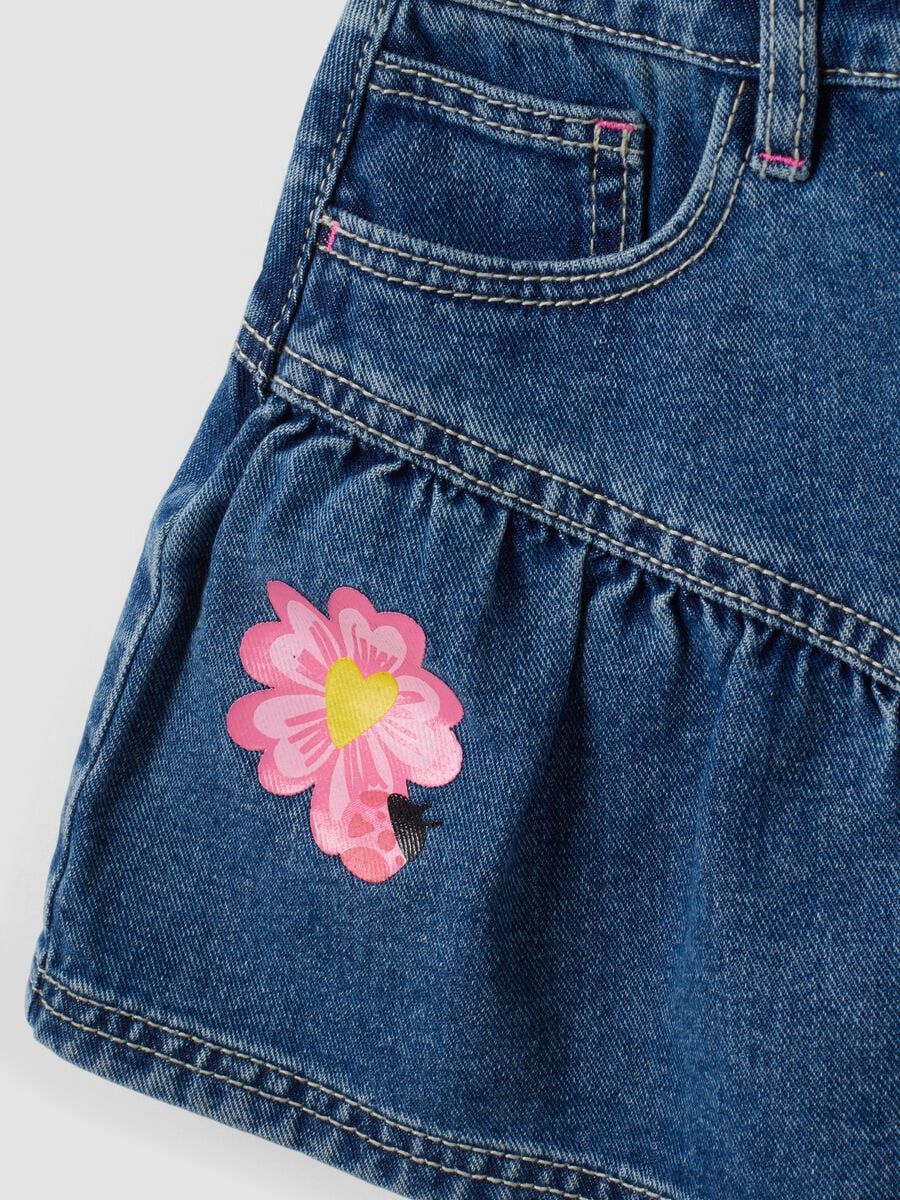 Gonna denim blu in puro cotone con ricami floreali per bambina_3