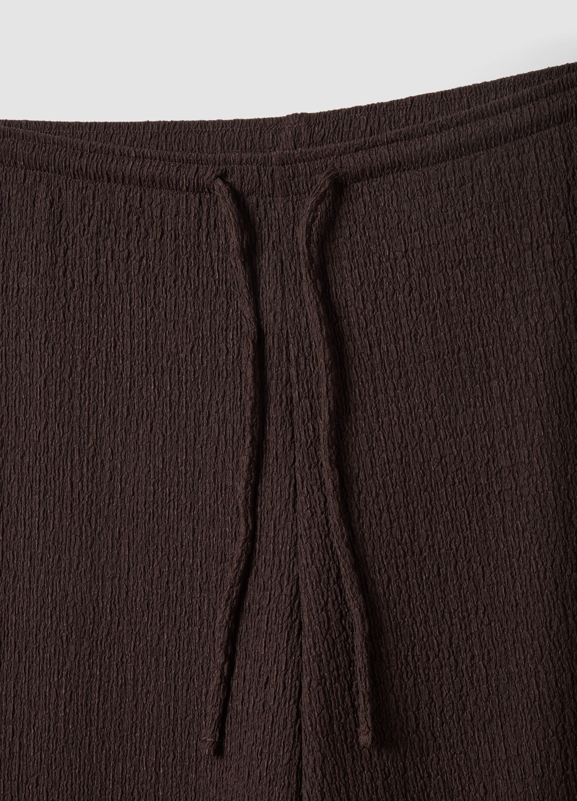 Pantal&oacute;n marr&oacute;n wide leg el&aacute;stico con textura arrugada