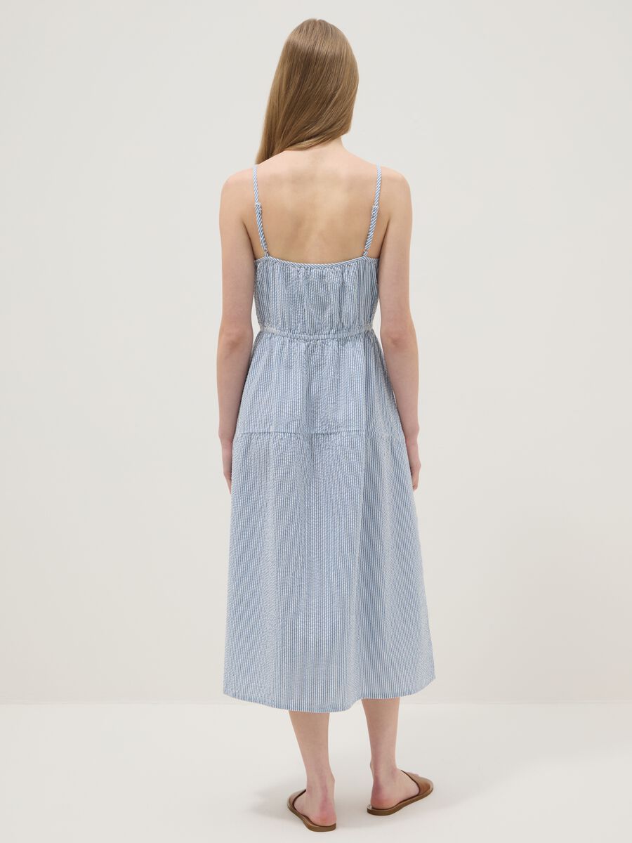 Blaues, gestreiftes Regular-Fit-Kleid aus reiner Baumwolle mit schmalen Tr&auml;gern_3