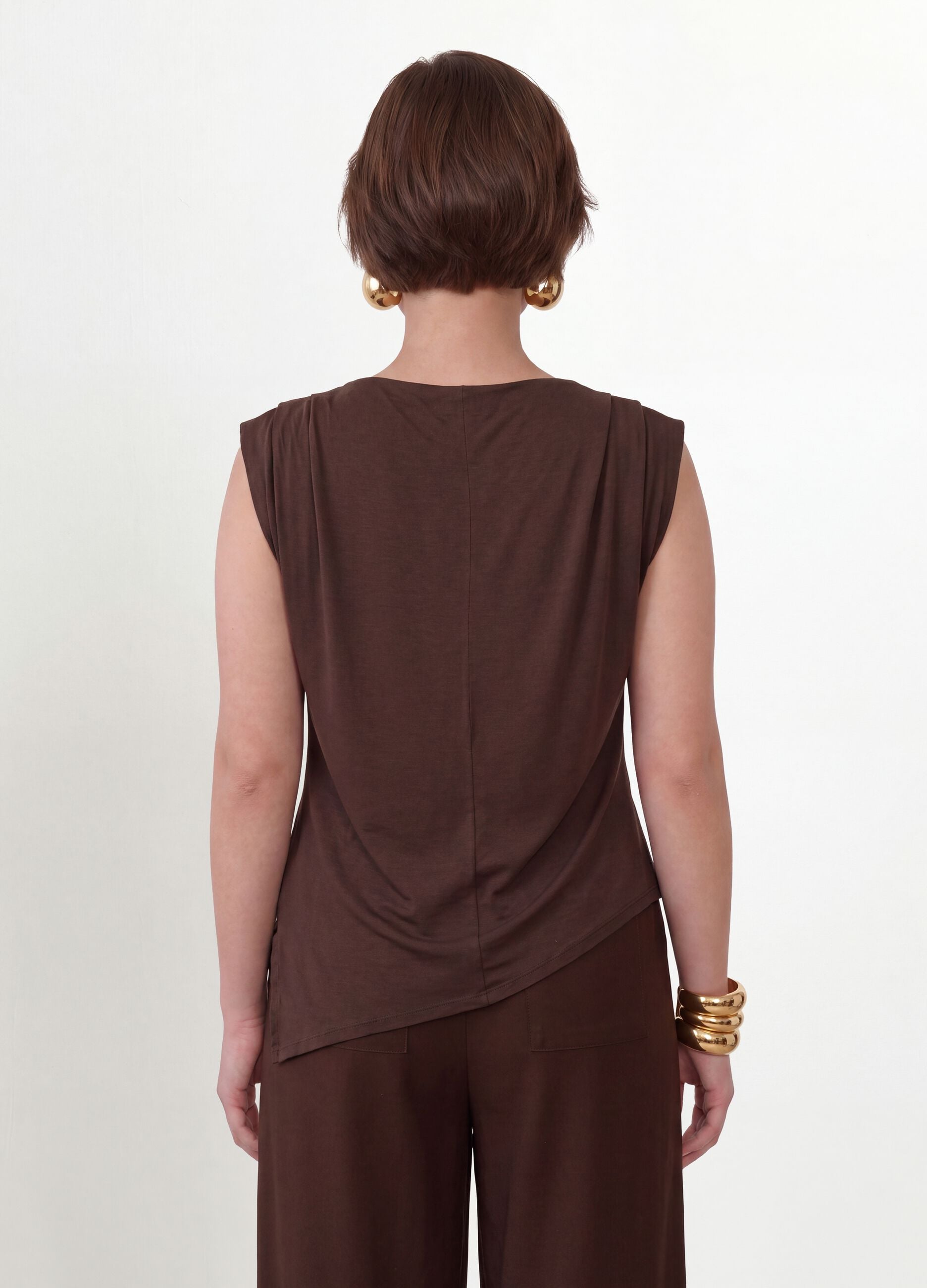 Braunes T-Shirt aus elastischer Viskose mit drapiertem Ausschnitt