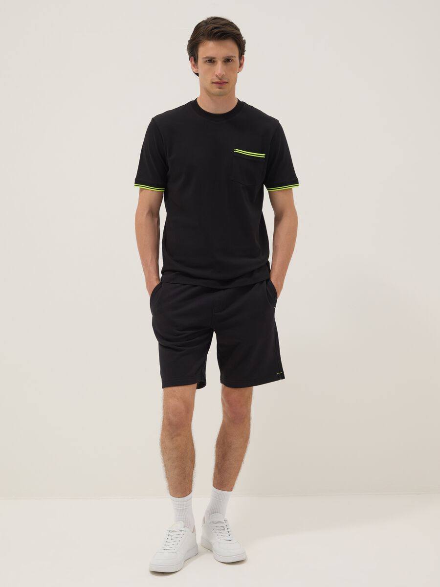 Schwarzes Kurzarm-T-Shirt aus Stretch-Baumwolle mit Brusttasche_1
