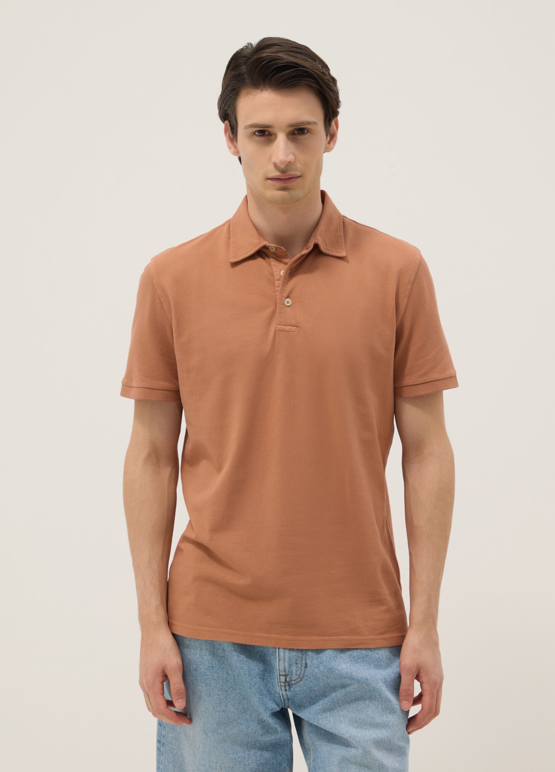 Polo castanho em algod&atilde;o puro de manga curta slim fit