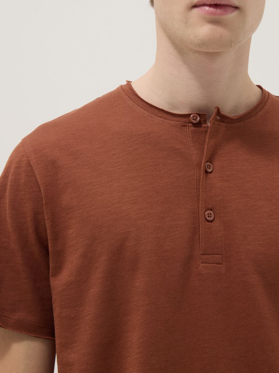 Brown pure cotton regular fit T-shirt with Henley collar_4