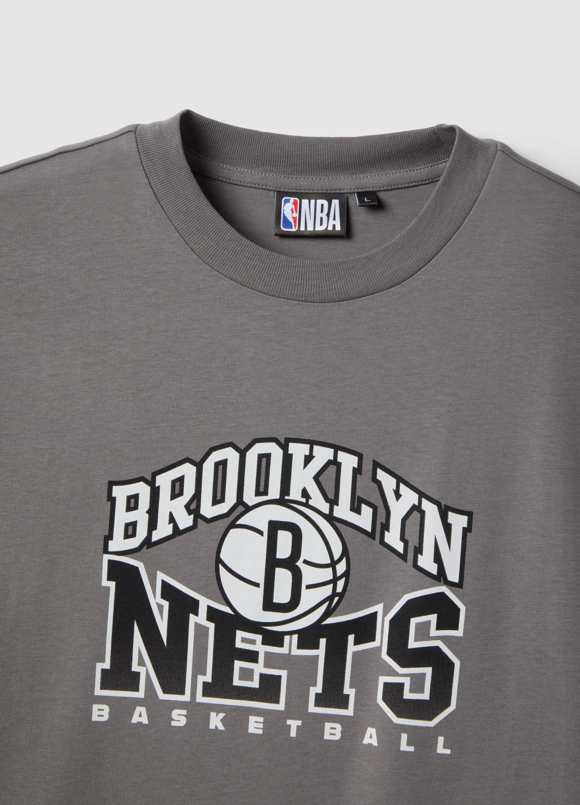 Camiseta gris de puro algod&oacute;n, ajuste regular con estampado de Brooklyn Nets