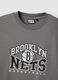 Camiseta gris de puro algod&oacute;n, ajuste regular con estampado de Brooklyn Nets_5