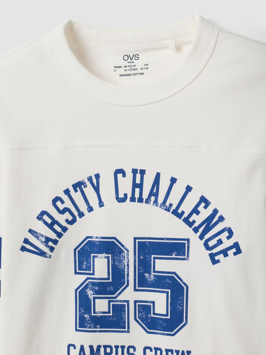 White organic cotton T-shirt with varsity print for boys_2