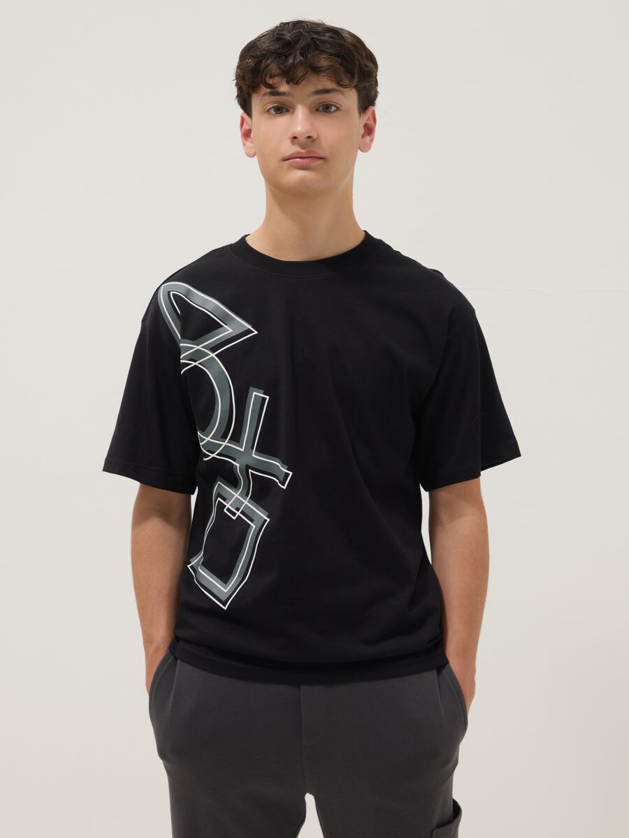 Camiseta negra de ni&ntilde;o con logo de PlayStation en algod&oacute;n 100%, corte relaxed_0