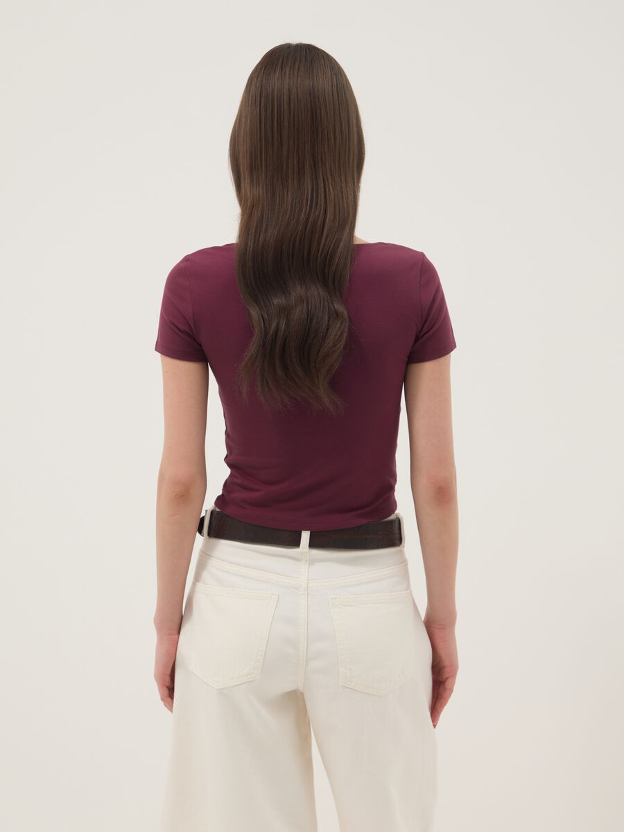 Camiseta morada de algod&oacute;n el&aacute;stico con escote cuadrado_3