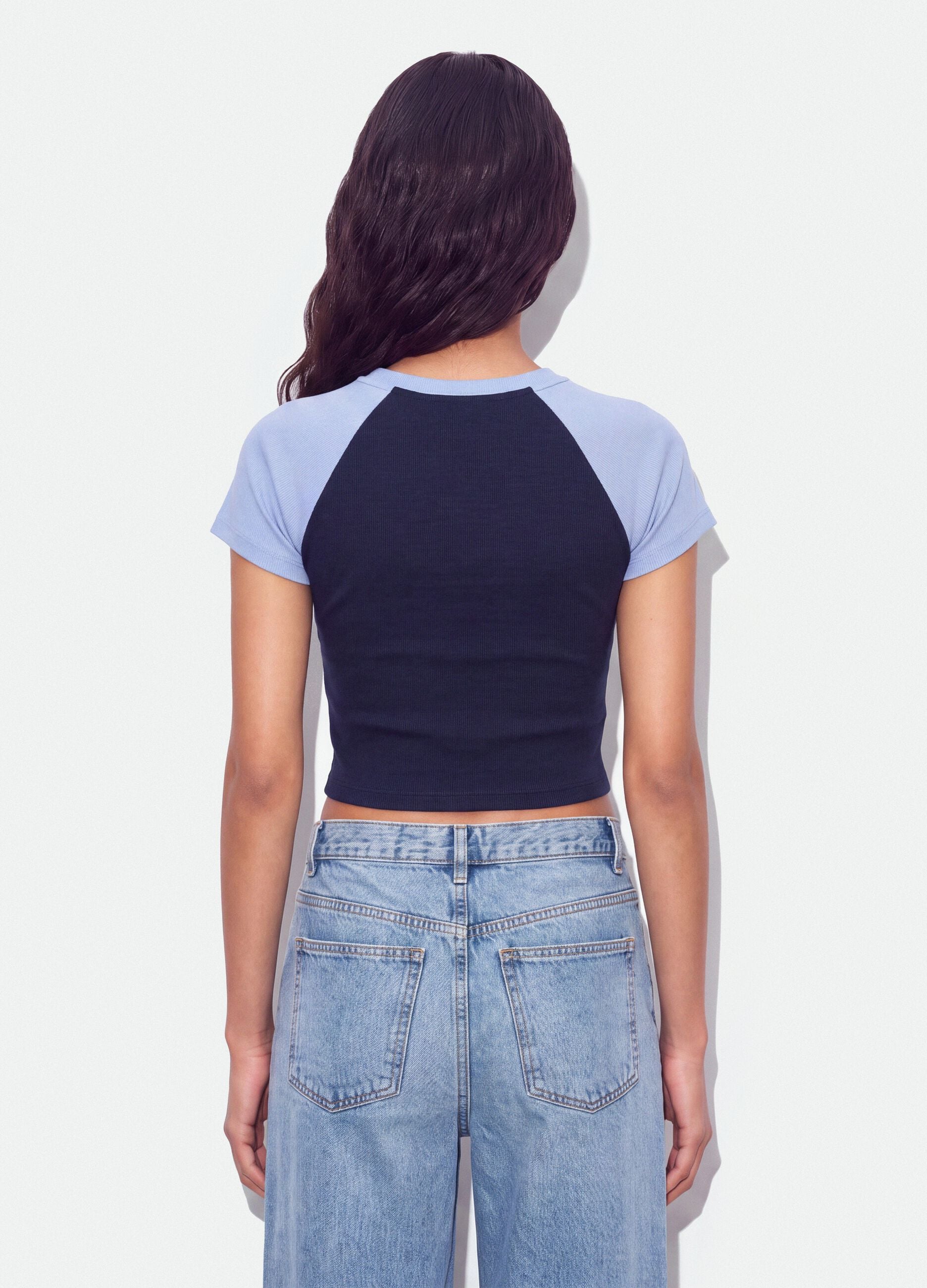 T-shirt blu in cotone elasticizzato a girocollo con maniche a contrasto