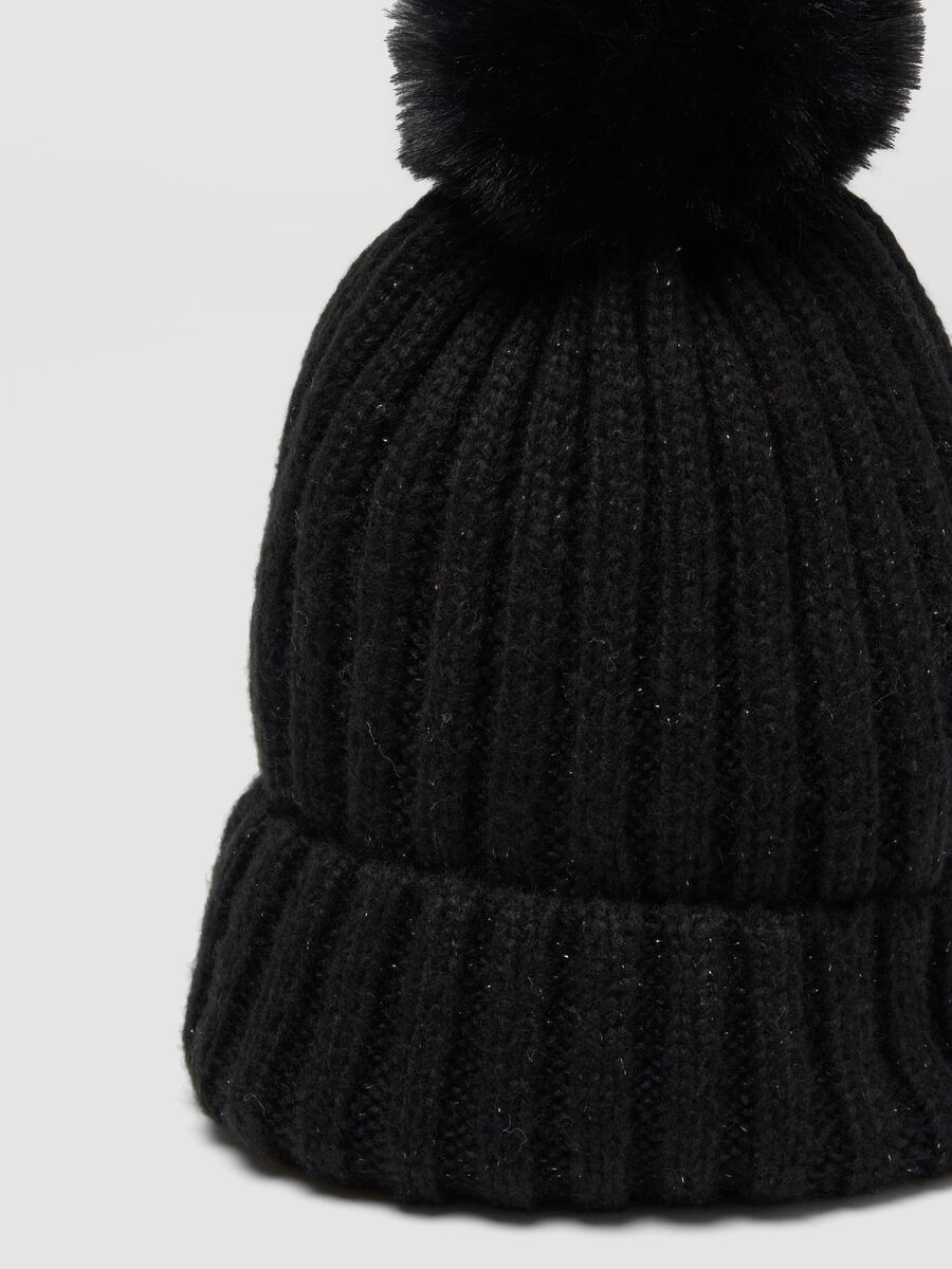 Cappello nero a costine in maglia con pon pon_2
