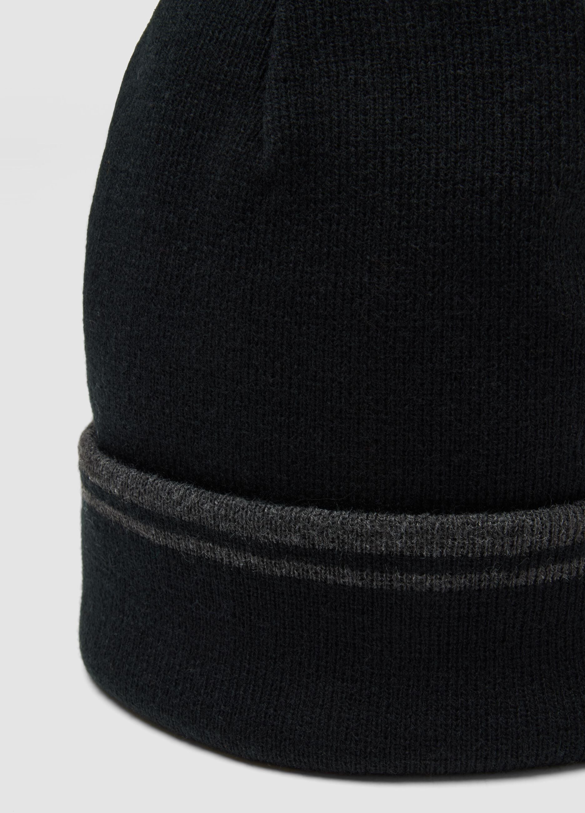 Schwarze M&uuml;tze mit Umschlag