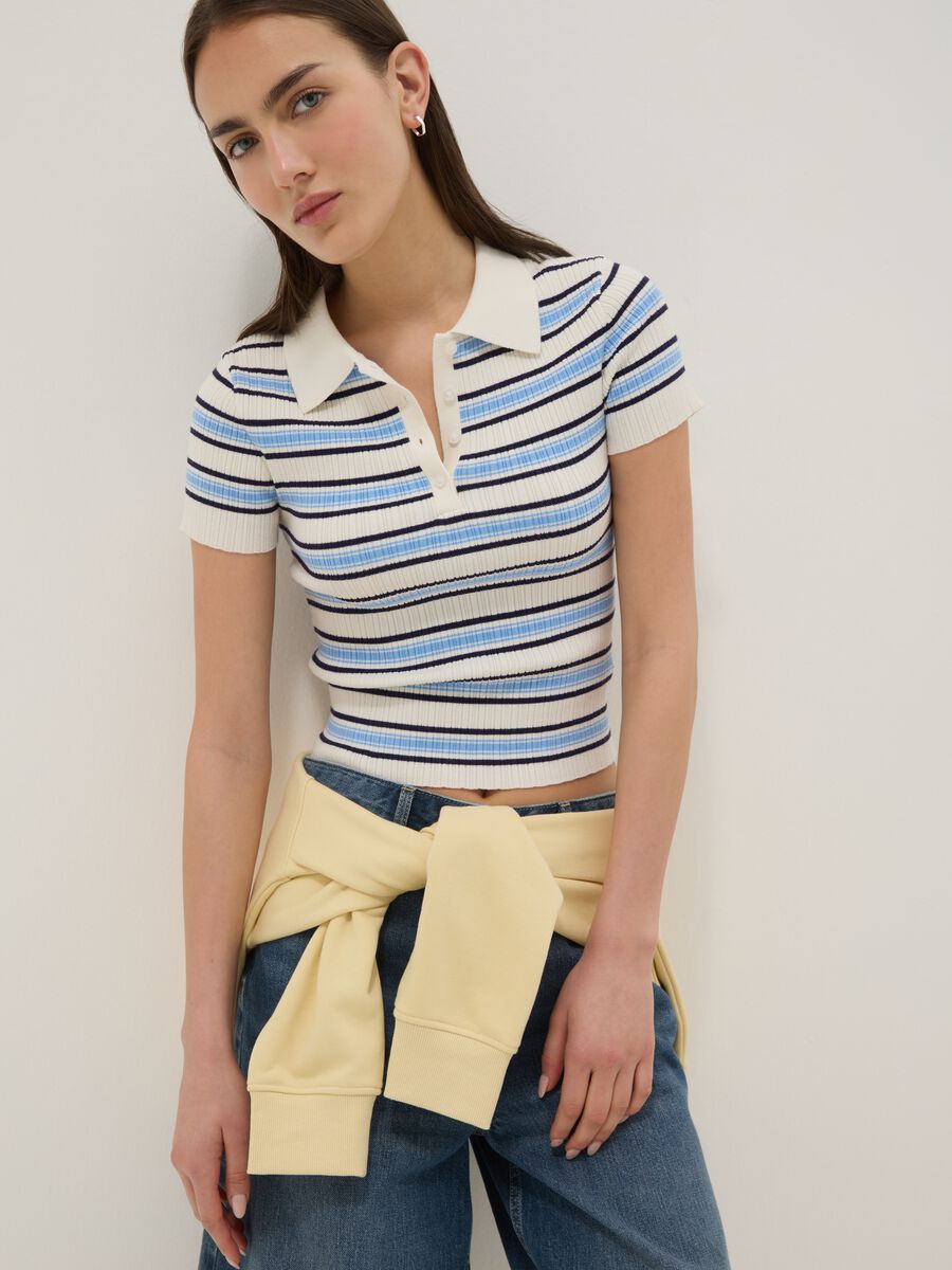 Figurbetonter Pullover aus Viskosemix mit bunten Streifen und Polokragen_0