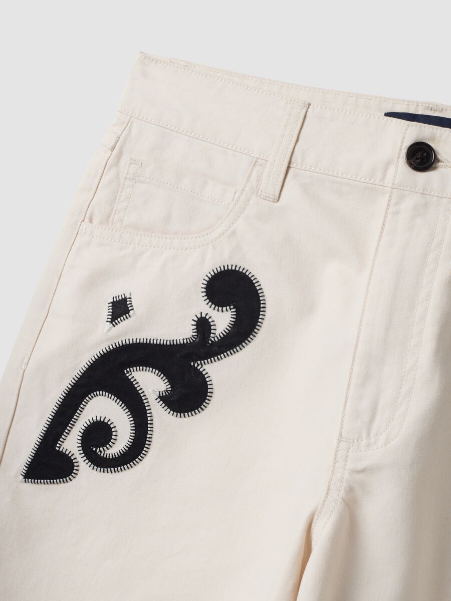 White linen-lyocell blend shorts with contrasting embroidery, regular fit_5