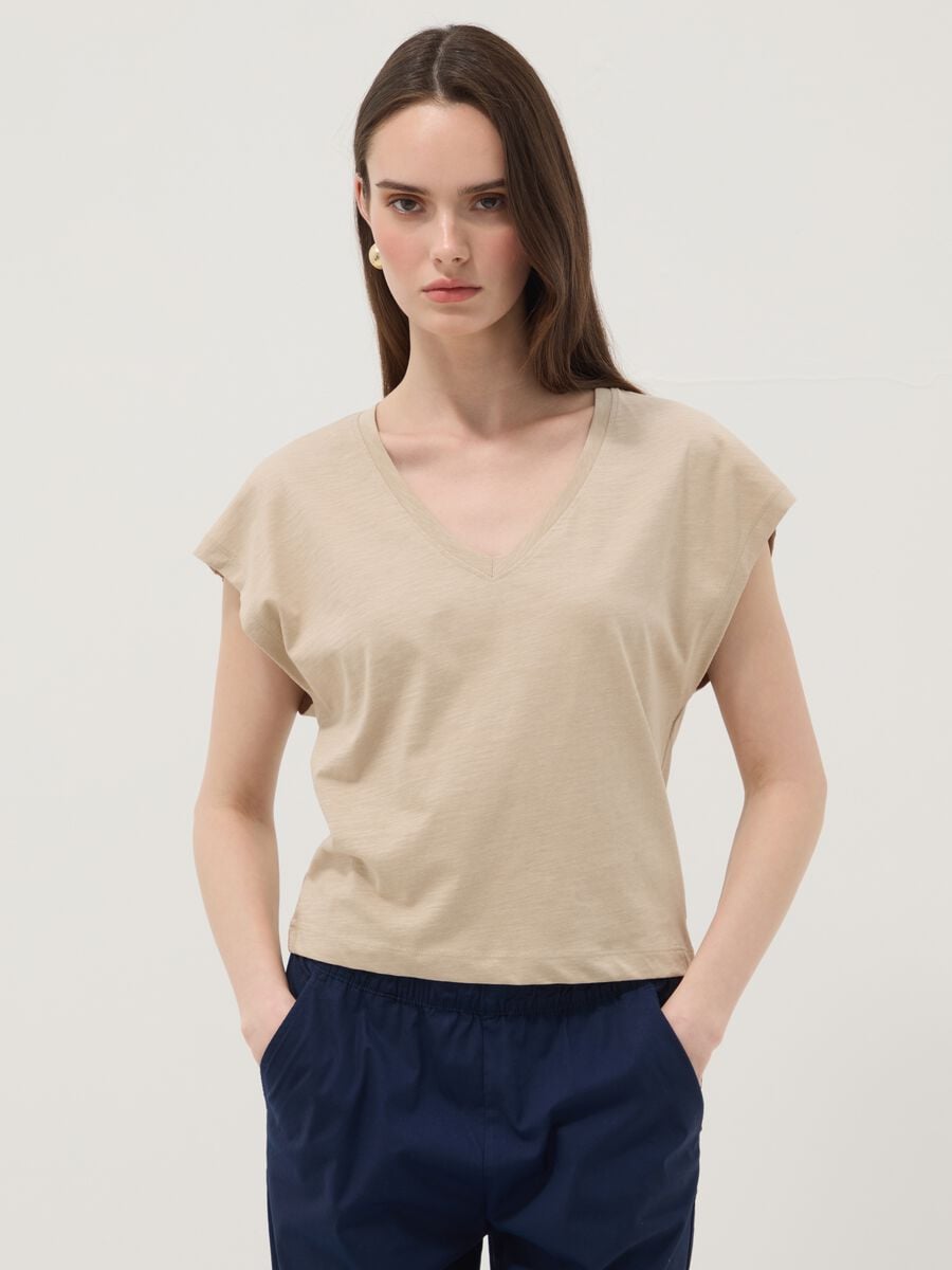 Camiseta beige de algod&oacute;n puro con cuello pico_0