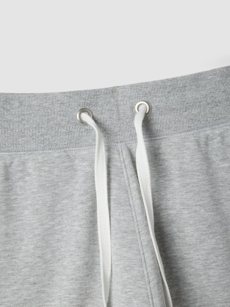 Pantal&oacute;n corto gris de mezcla de algod&oacute;n, corte relaxed_5