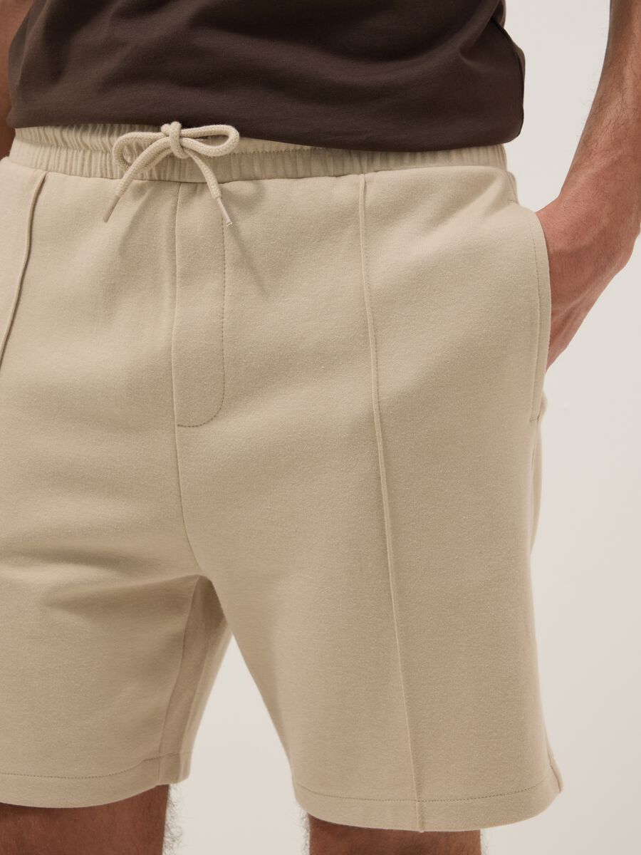 Beige Shorts aus Baumwollmix in Regular Fit mit Kordelzug_3