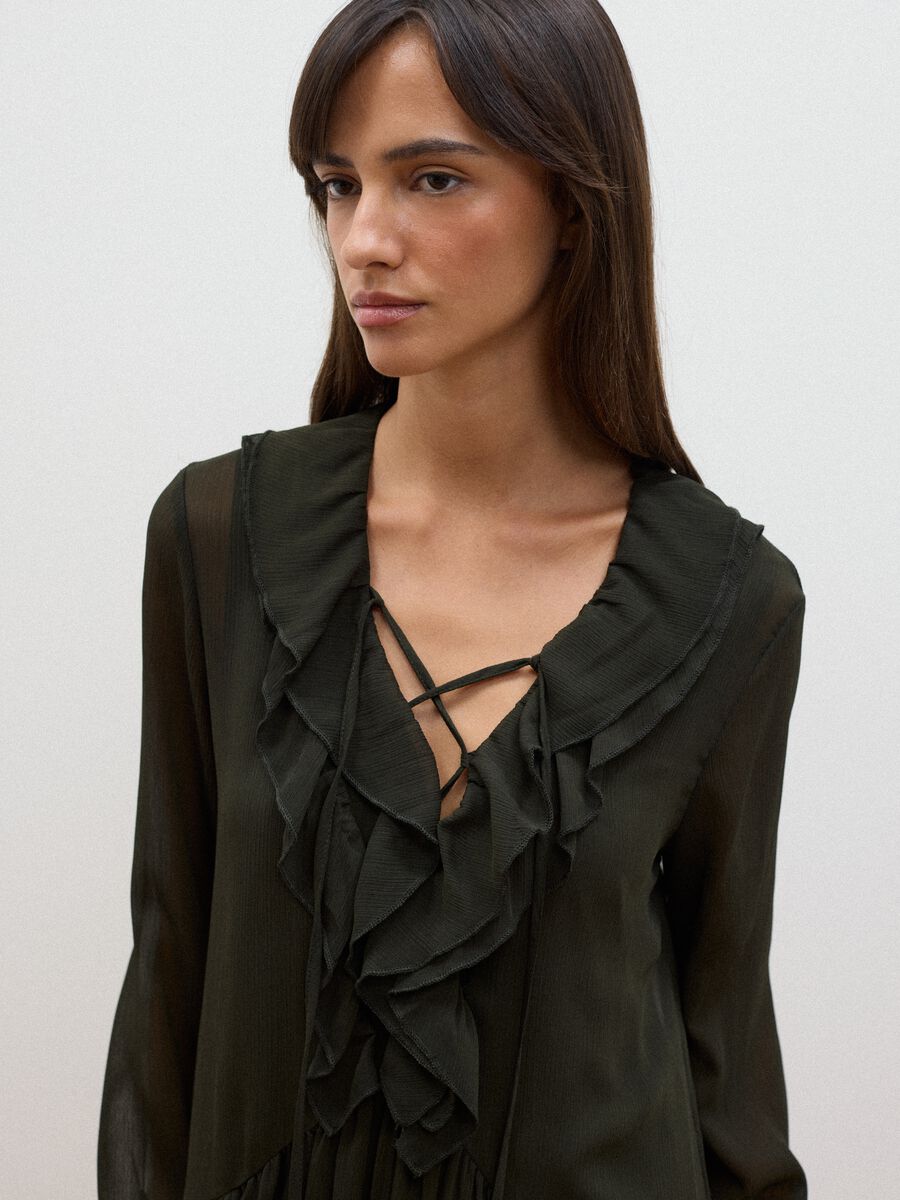 Black dress with deep V-neck and ruffles_2