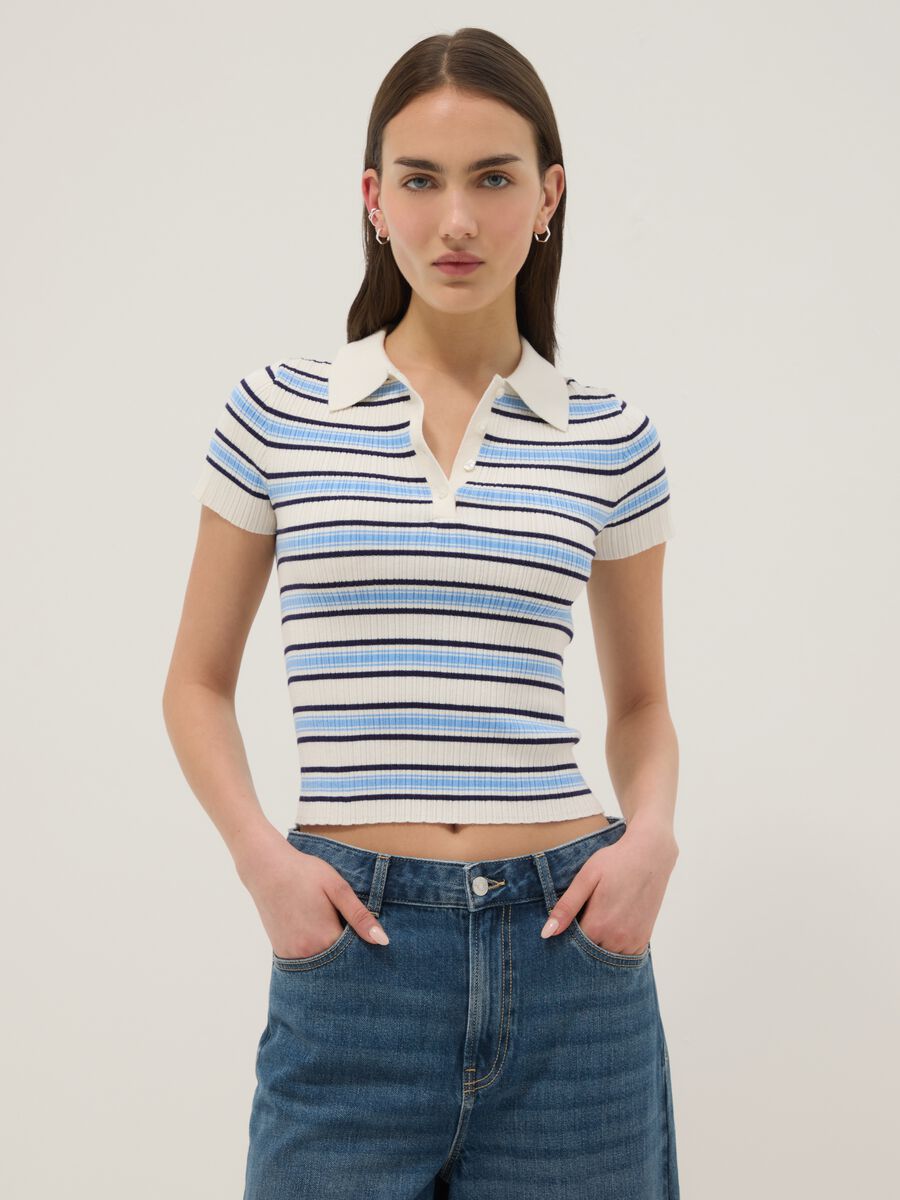 Figurbetonter Pullover aus Viskosemix mit bunten Streifen und Polokragen_1