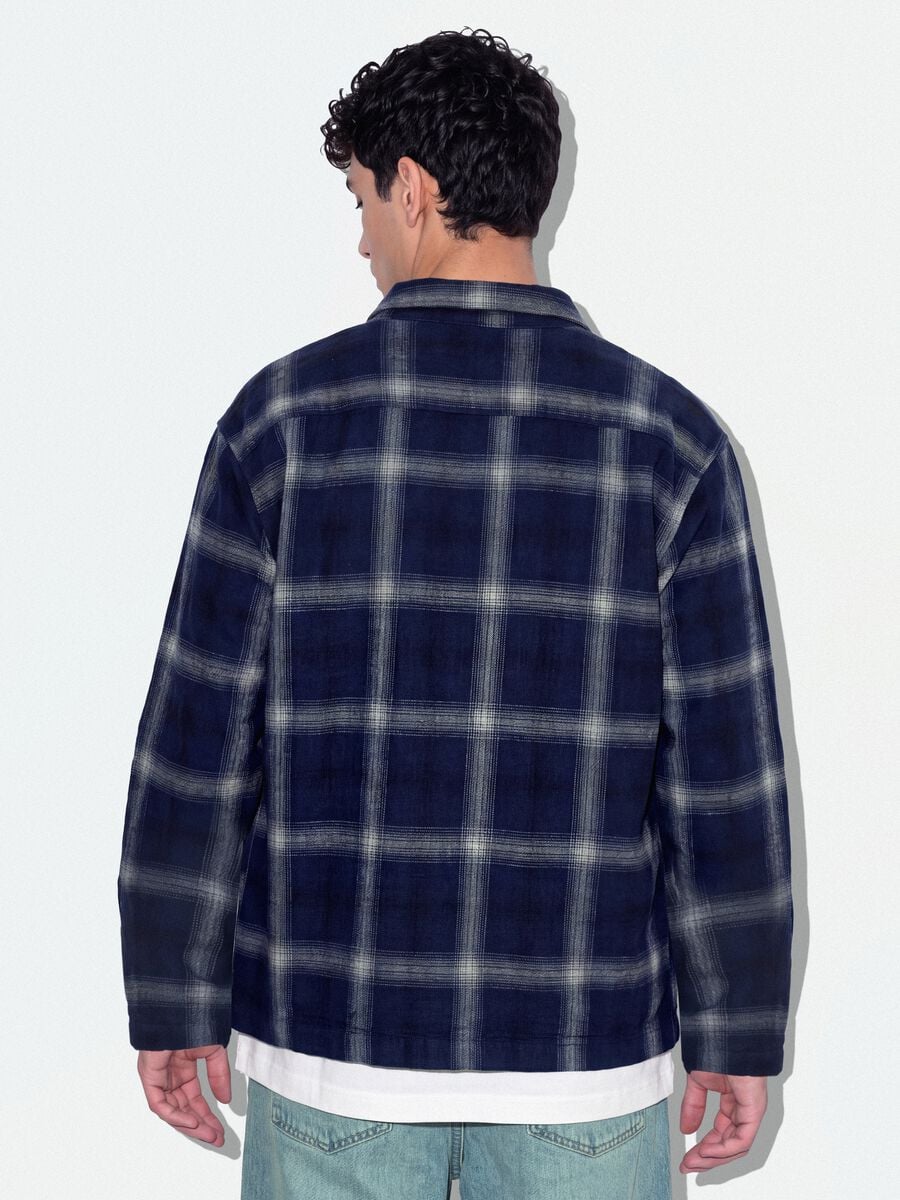 Plava cropped ko&scaron;ulja od čistog pamuka na karo s patentnim zatvaračem, oversized kroj_3