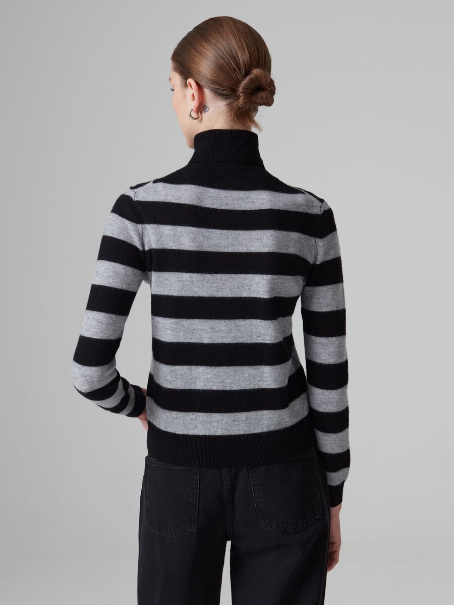 High-neck top in wool with striped pattern_2