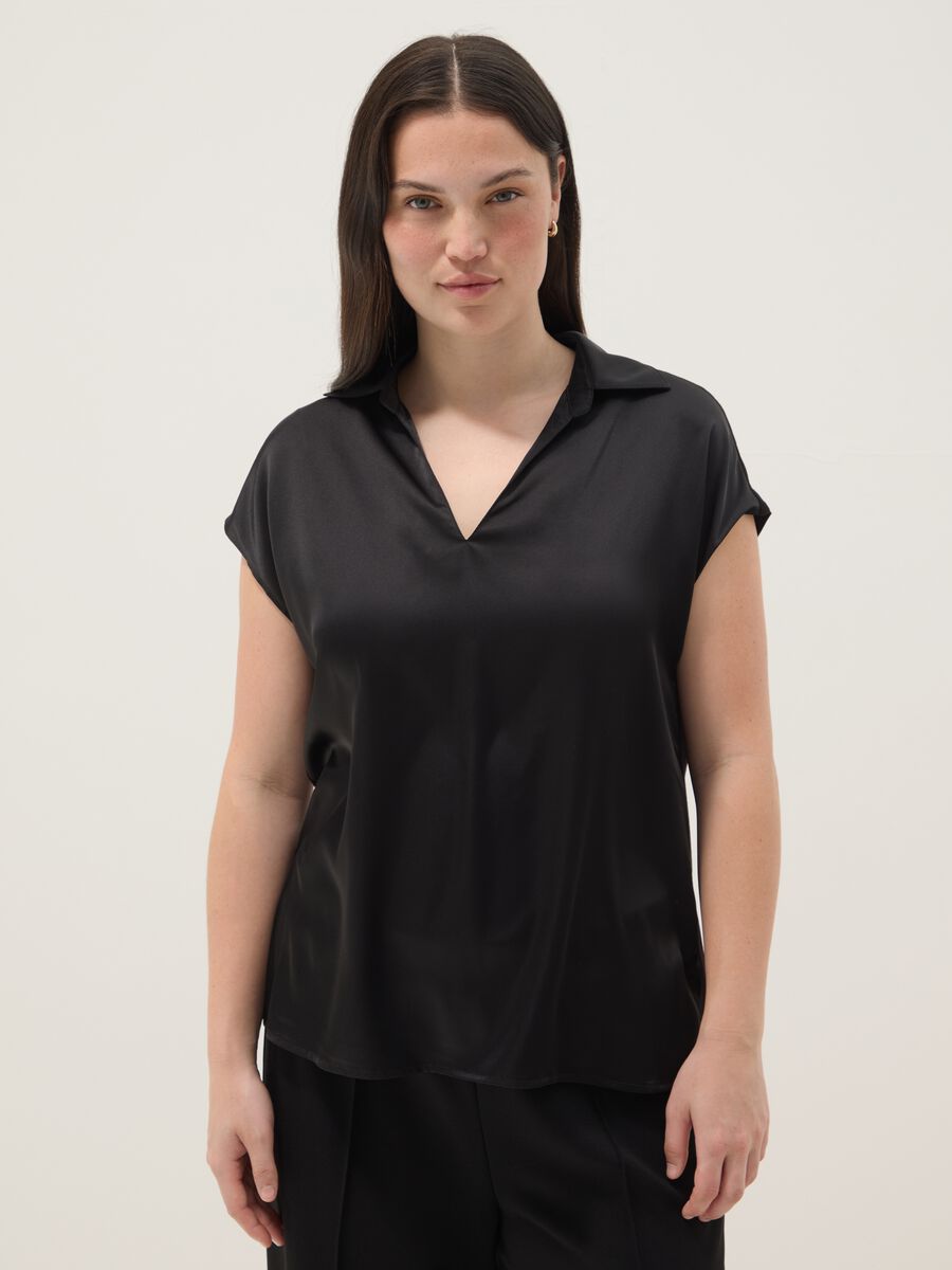 Schwarzes Kurzarm-T-Shirt mit Polokragen, Regular Fit_0
