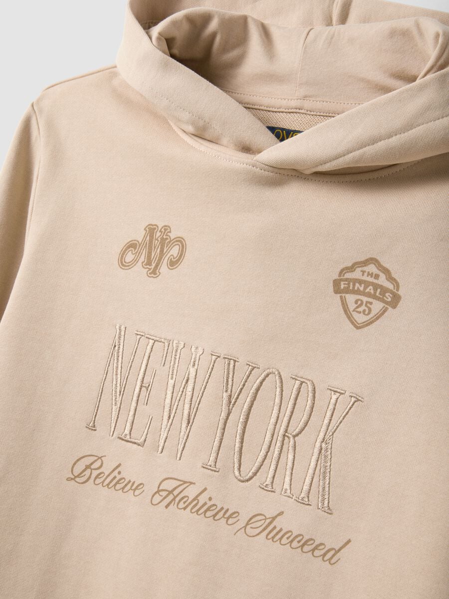 Beige pure cotton hoodie with New York print for boys_4