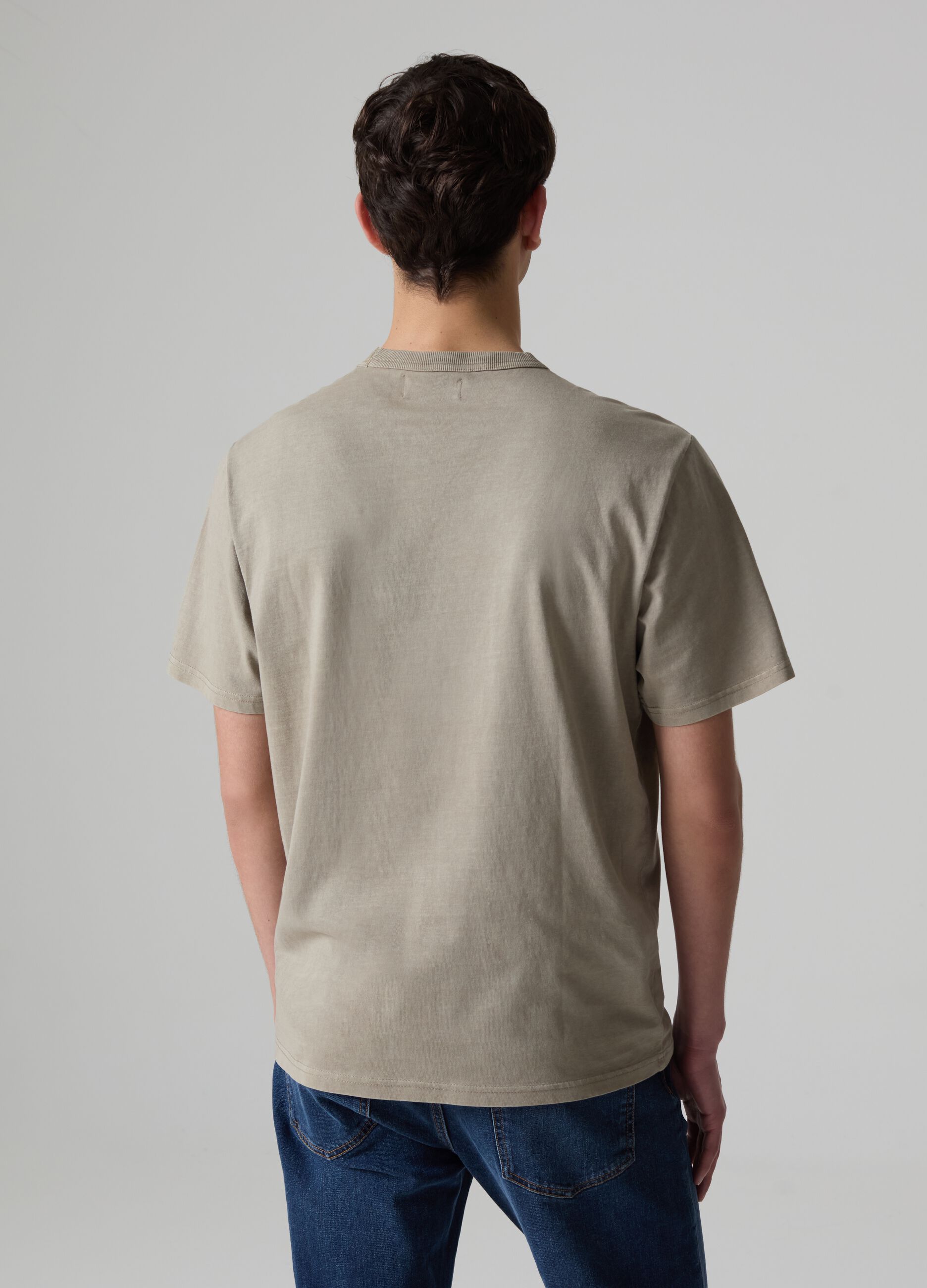 T-shirt with round neck and pocket
