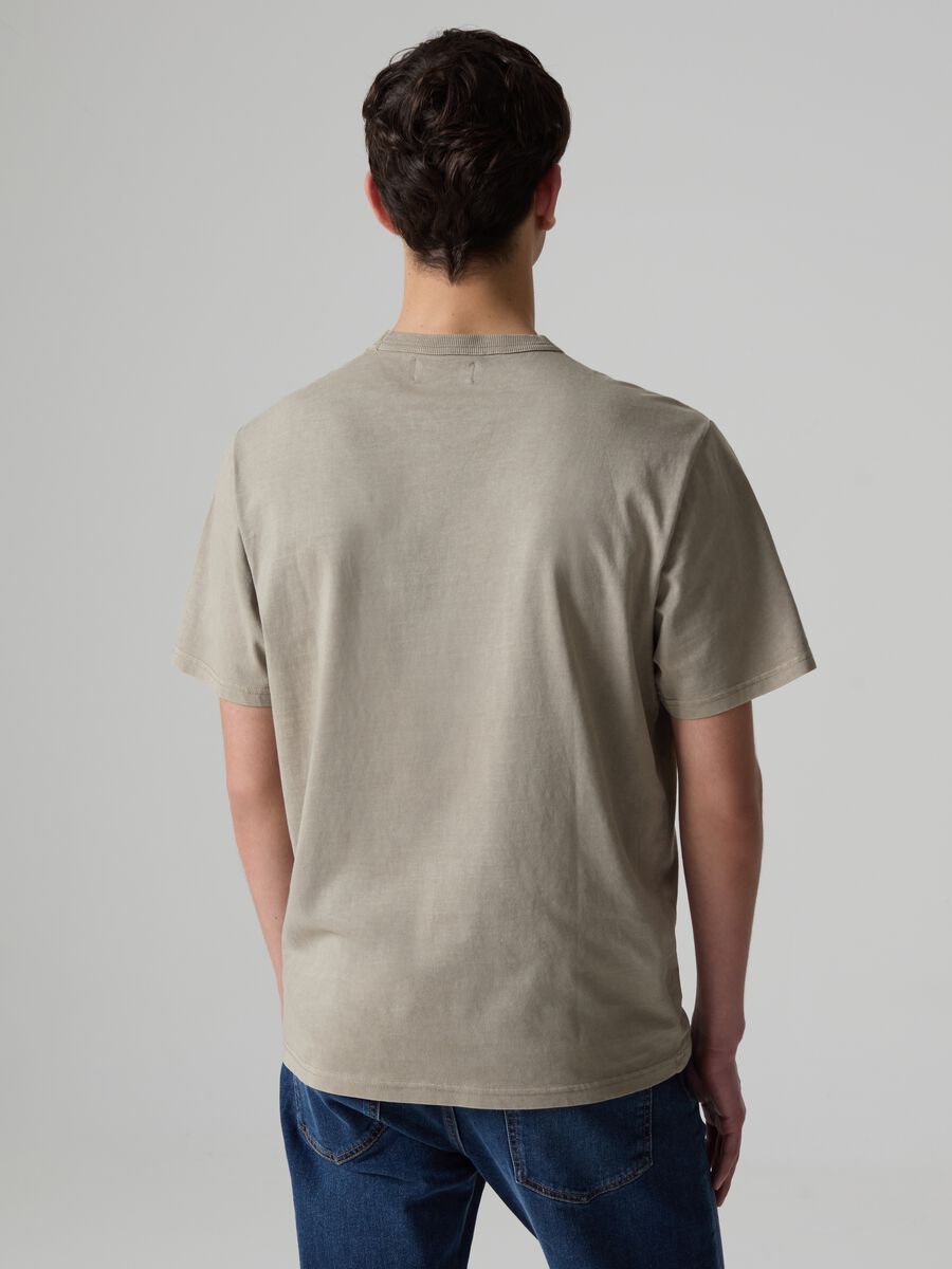 T-shirt girocollo con tasca_2