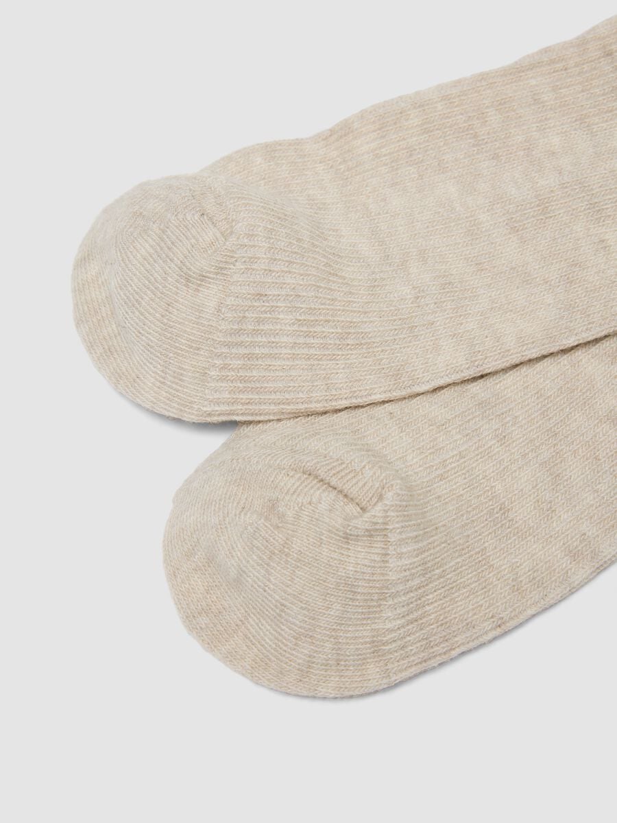 Beige organic cotton-blend socks with bow_2