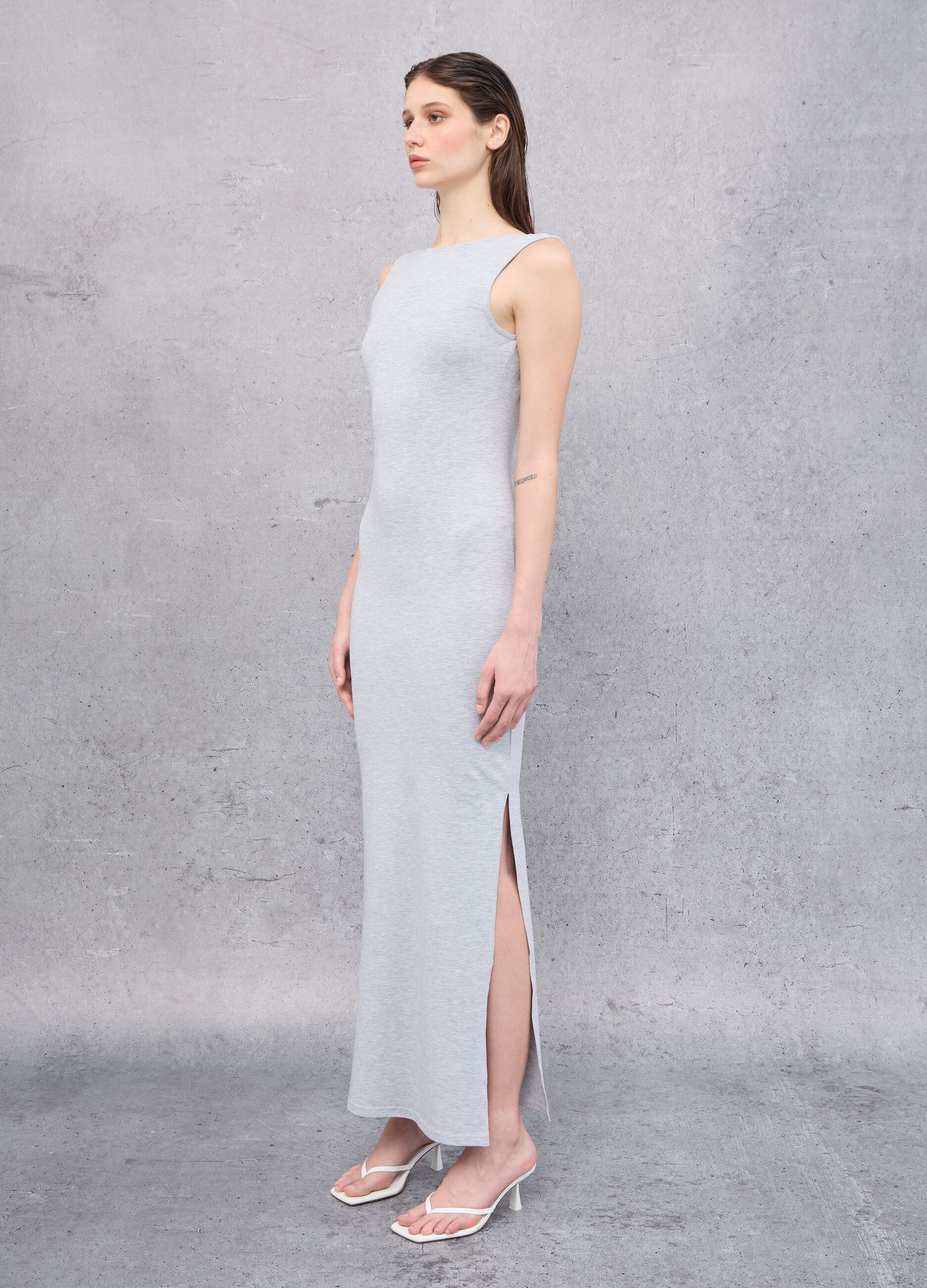 Graues Langes Baumwoll-Stretch-Kleid