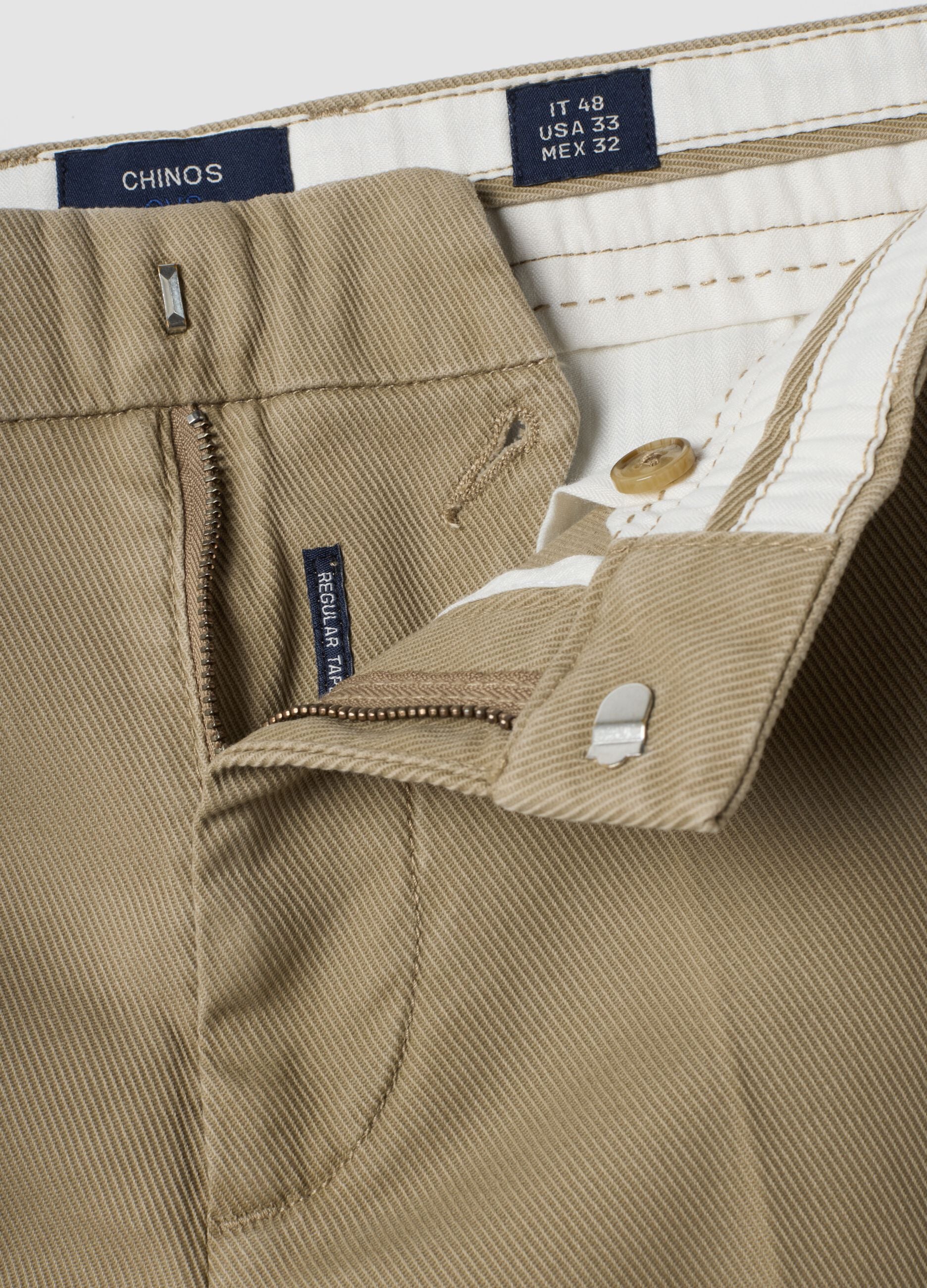 Cal&ccedil;as chino bege em sarja de algod&atilde;o el&aacute;stico, corte regular tapered