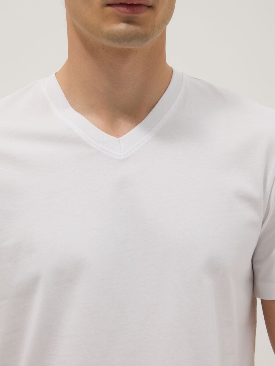 White pure cotton V-neck regular fit T-shirt_3