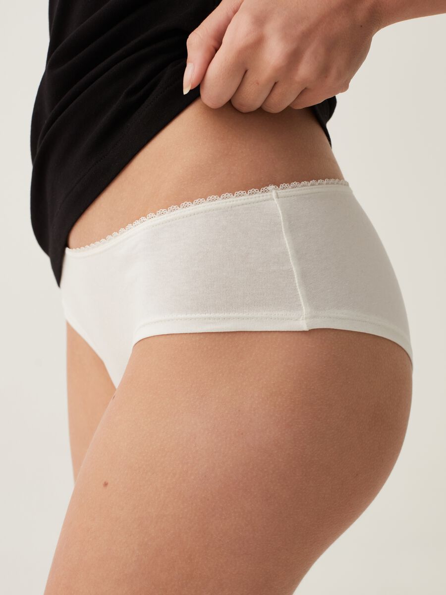 Two-pack knicker shorts with lace trim_4