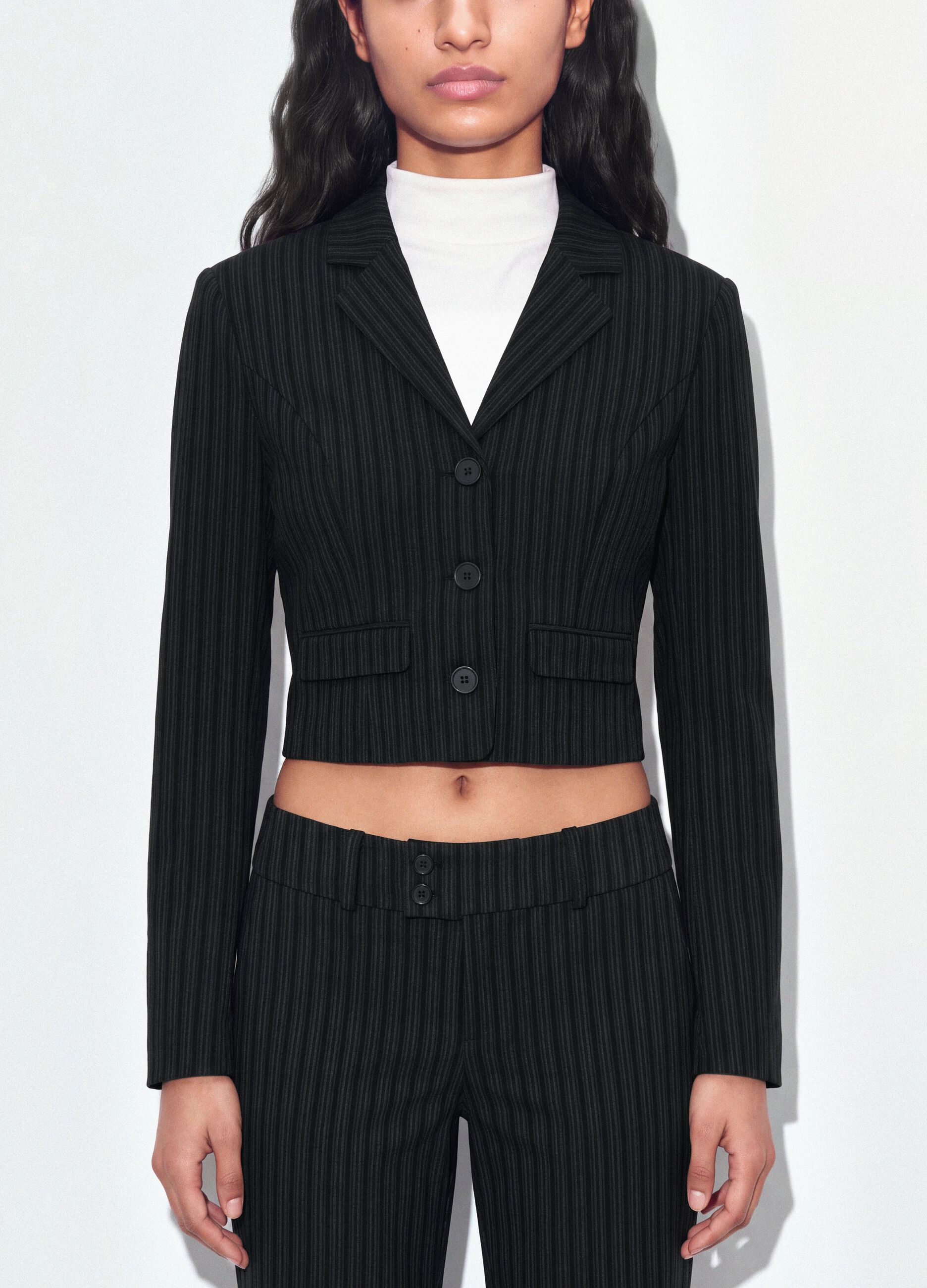 Blazer preto cropped em viscose el&aacute;stica com lapelas cl&aacute;ssicas, slim fit