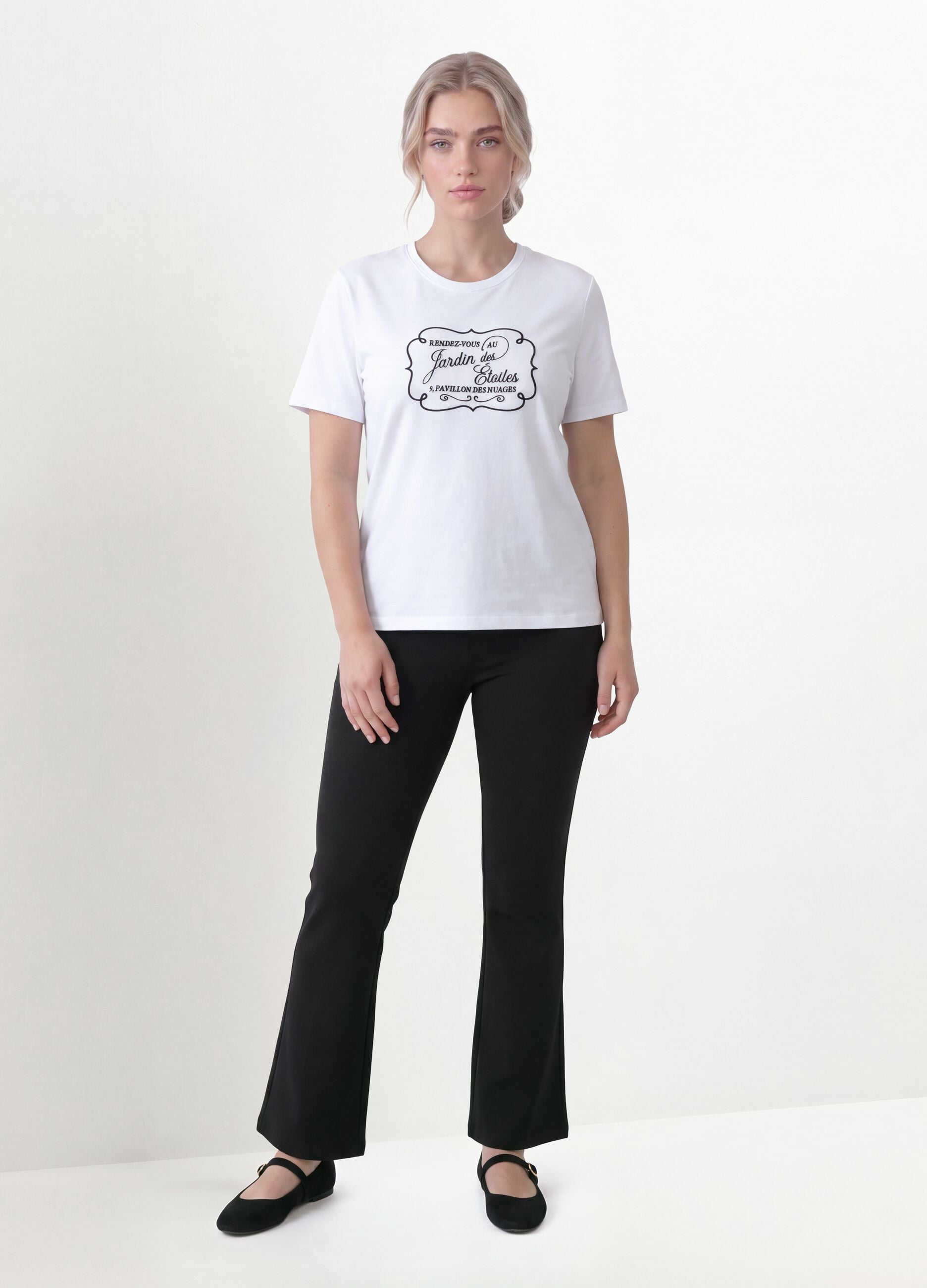 T-shirt branca em algod&atilde;o puro com gola redonda e estampado frontal, corte regular